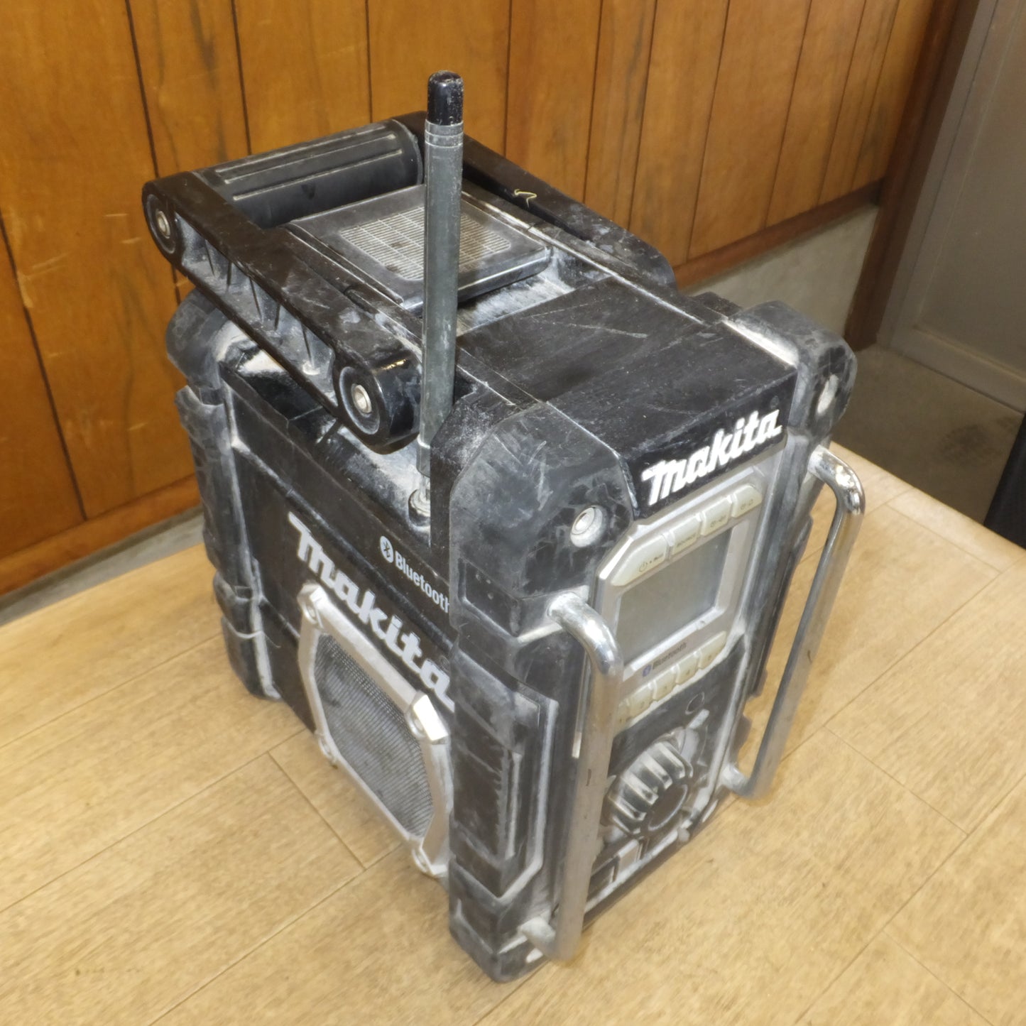 [送料無料]★マキタ makita 充電式ラジオ MR108 本体のみ　入力 DC 7.2-18V DC IN 12V/1.2A 14.4-18V 7.2-10.8V 10.8V★