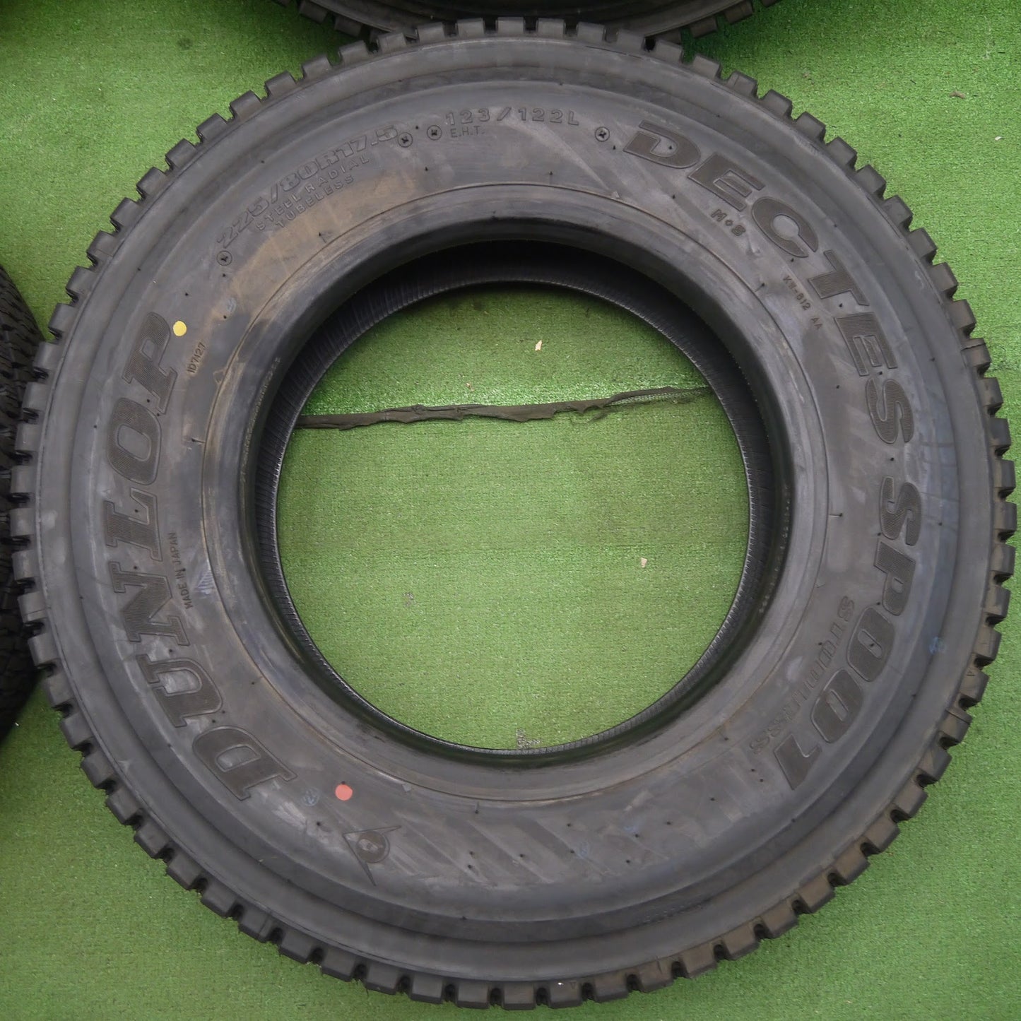 [送料無料]ほぼ未使用！22年★トラック タイヤ 225/80R17.5 123/122L スタッドレス ダンロップ デクテス SP001 DECTES 17.5インチ★3060102クスタ