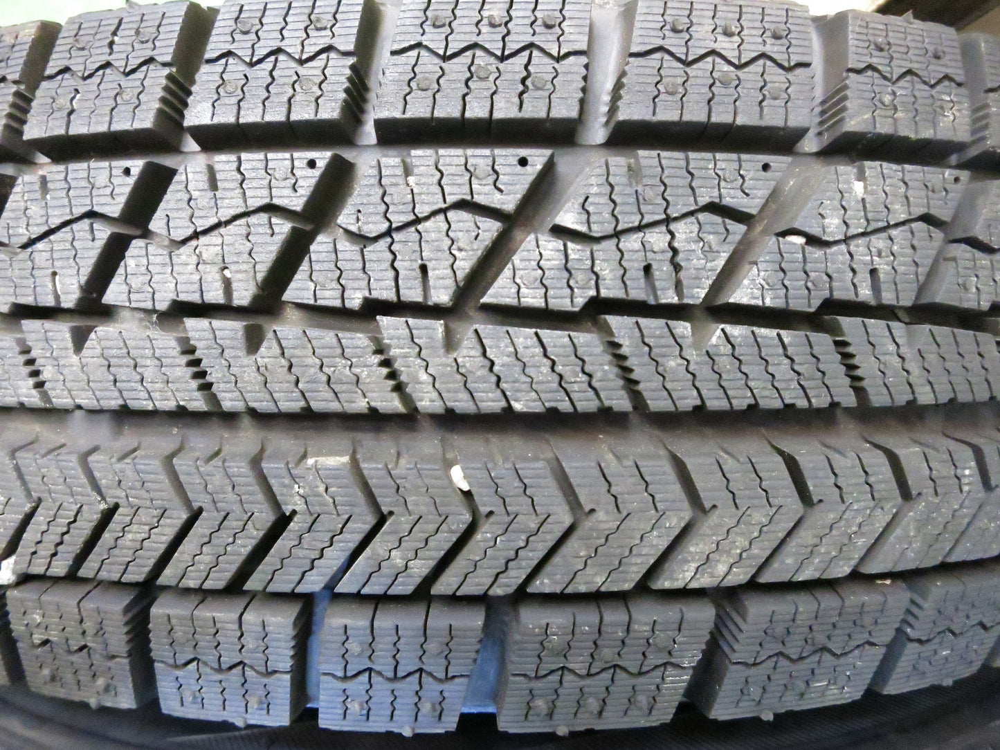[送料無料]バリ溝！20年！ほぼ10分★スタッドレス 145/80R13 ブリヂストン ブリザック VRX スチール ホイール 13インチ PCD100 110 114.3/4H マルチ★3012703Hス