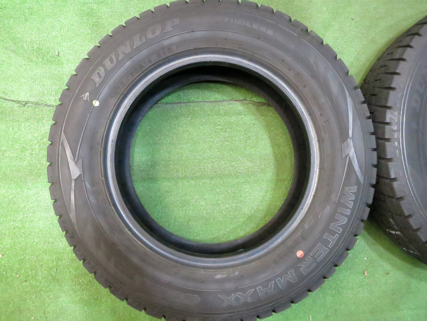 [送料無料]ほぼ未使用！超バリ溝！20年★スタッドレス 175/70R14 ダンロップ ウインターマックス WM02 タイヤ 14インチ ノート フィット ヴィッツ等★3011303Hスタ