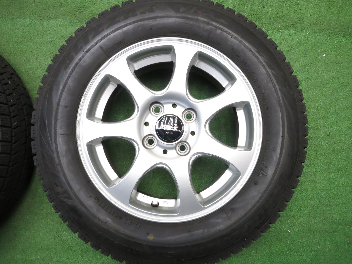 [送料無料]バリ溝！20年！8.5分★スタッドレス 175/70R14 ブリヂストン ブリザック VRX2 ZACK JP-7 ザック 14インチ PCD100/4H★2112103Hス
