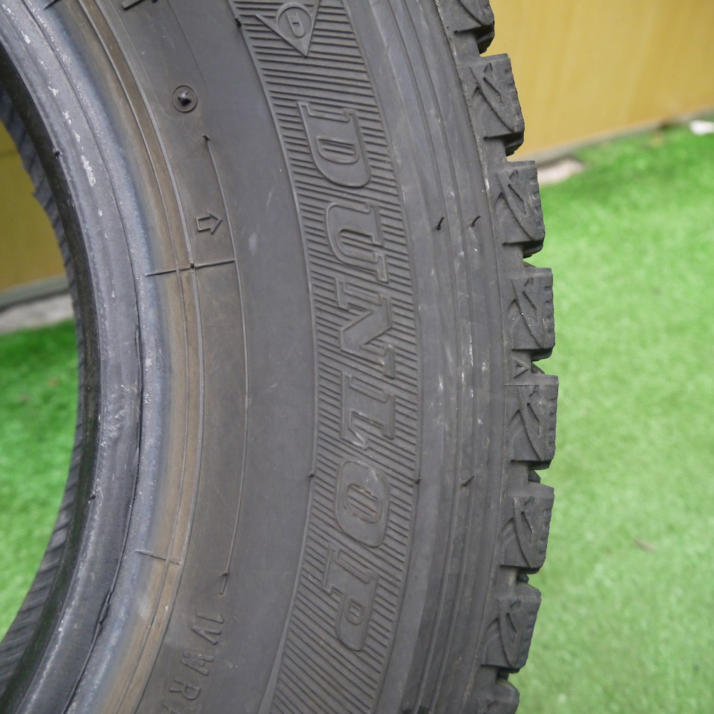 [送料無料]バリ溝！22年！9.5分★スタッドレス 145R12 6PR ダンロップ ウインターマックス SV01 タイヤ 12インチ 軽 トラック バン 等★3063001Hスタ
