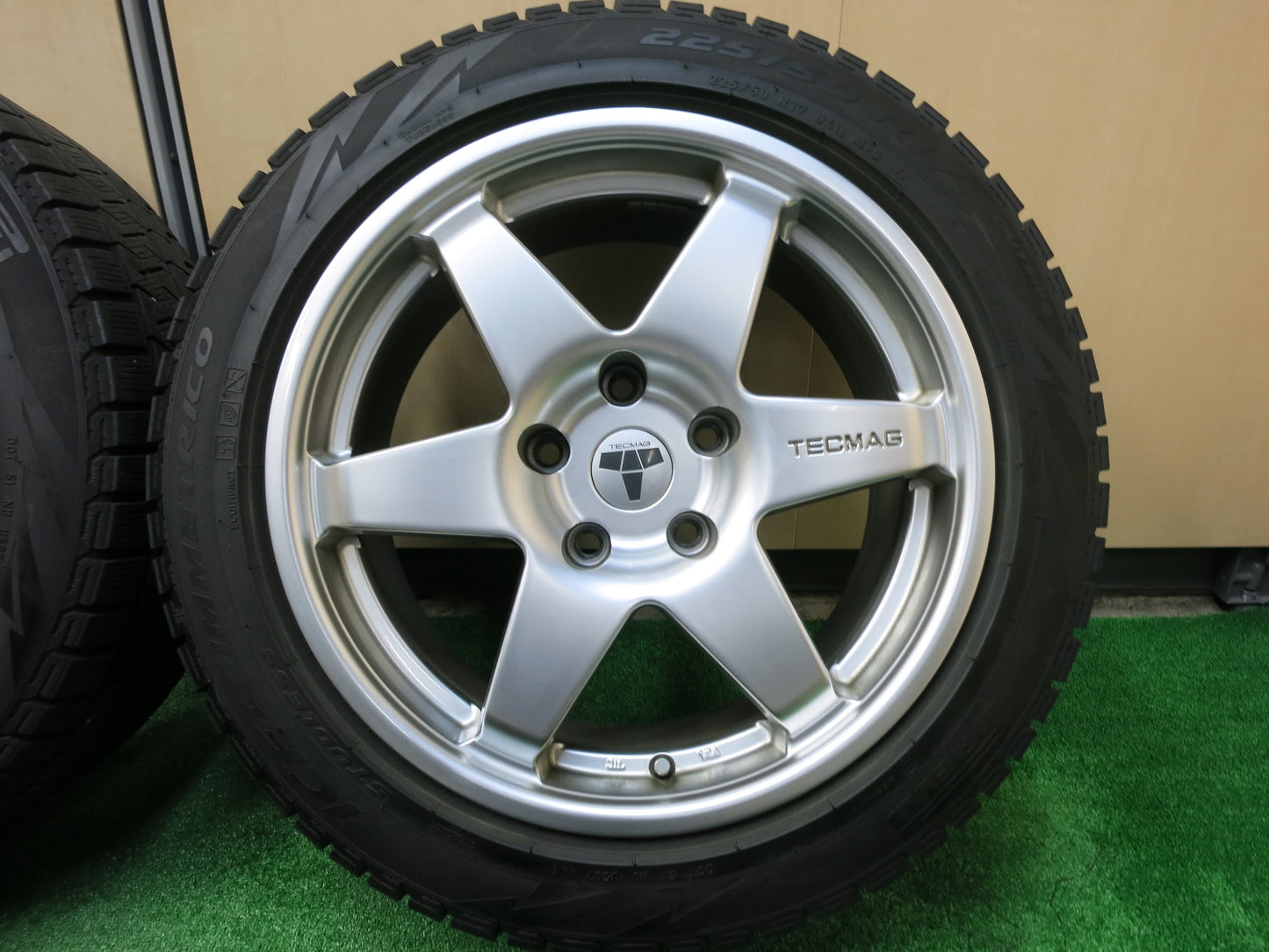 [送料無料]キレイ★BMW 等 TECMAG 225/50R17 スタッドレス テクマグ ピレリ アイスアシンメトリコ 17インチ PCD120/5H★2120308ヒス