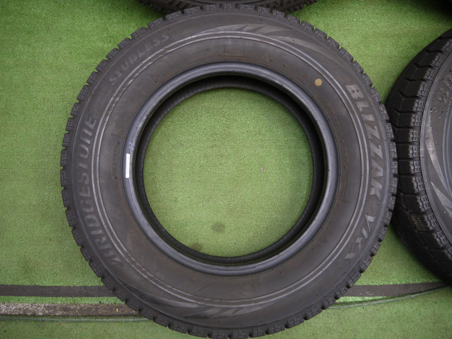 [送料無料]バリ溝！9分★スタッドレス 185/70R14 ブリヂストン ブリザック VRX タイヤ 14インチ ノート アクア カローラ 等★2061812ヤスタ