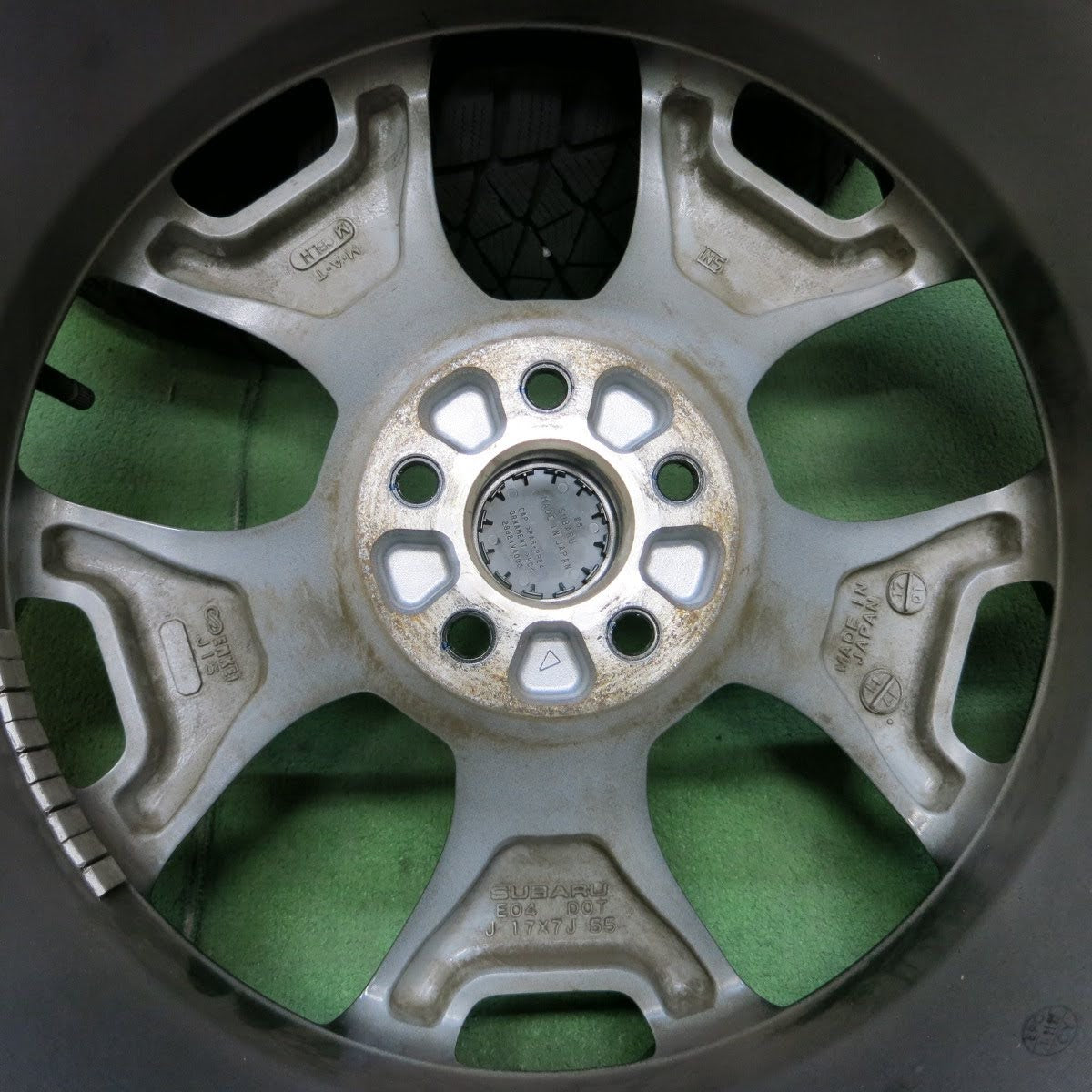 [送料無料]バリ溝！キレイ！9分★スバル XV 純正 ENKEI製 225/60R17 スタッドレス ブリヂストン ブリザック DM-V2 エンケイ 17インチ PCD100/5H★3081002イス