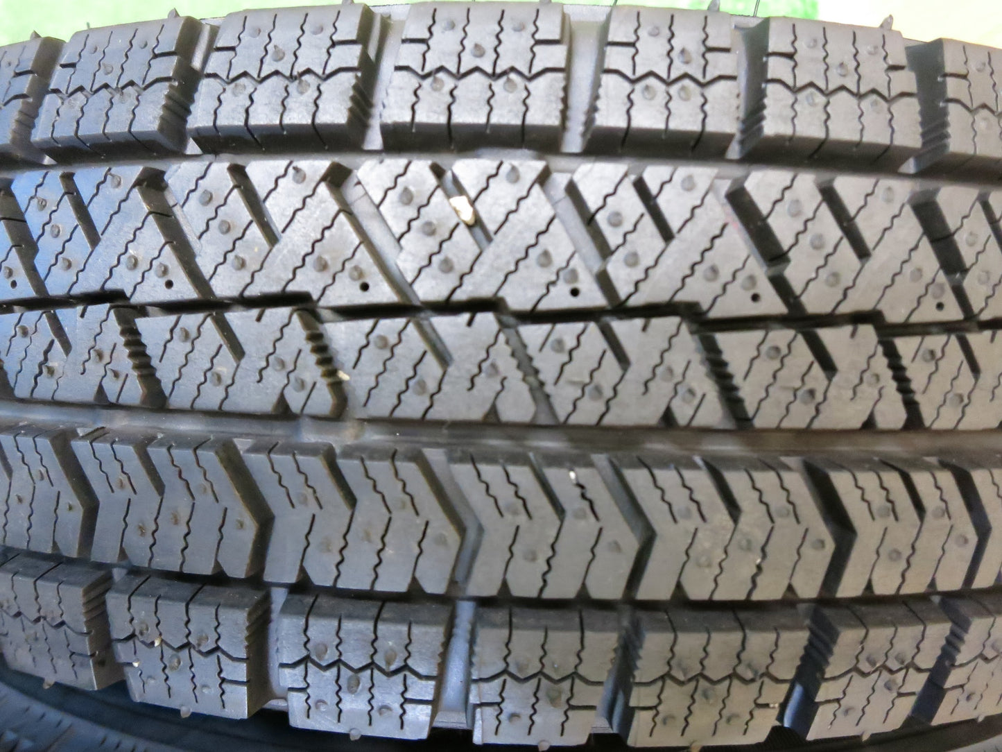 [送料無料]バリ溝！20年！ほぼ10分★スタッドレス 145/80R13 ブリヂストン VRX2 アイスパートナー2 スチール 13インチ PCD100 110 114.3/4H マルチ★2121205Hス