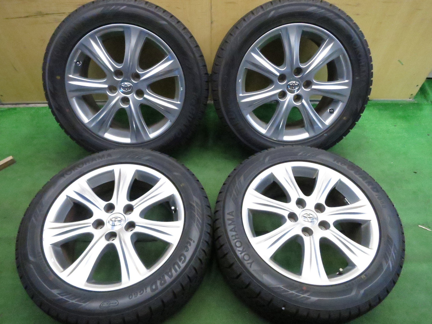 [送料無料]バリ溝！9.5分★トヨタ クラウン マジェスタ 純正 235/50R17 スタッドレス ヨコハマ アイスガード iG60 17インチ PCD114.3/5H★3021404Hス