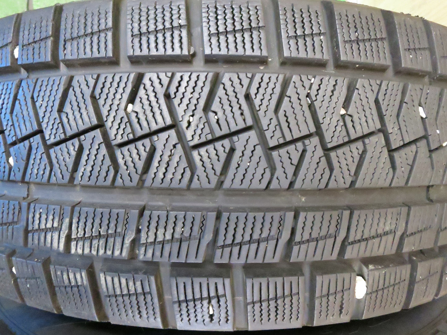 [送料無料]バリ溝！9分★スタッドレス 205/60R16 ピレリ アイスアシンメトリコ プラス タイヤ 16インチ ノア ヴォクシー ステップワゴン 等★3011007Hスタ