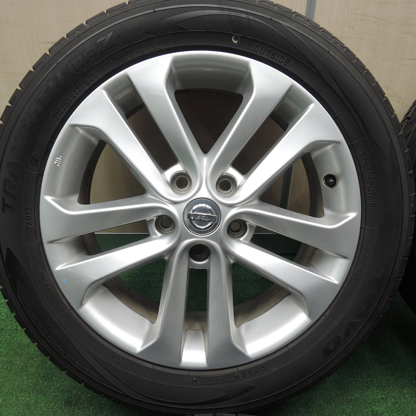 [送料無料]バリ溝！キレイ！9.5分★日産 ジューク 純正 215/55R17 トーヨー トランパス MPZ 17インチ PCD114.3/5H★3110204TNノ
