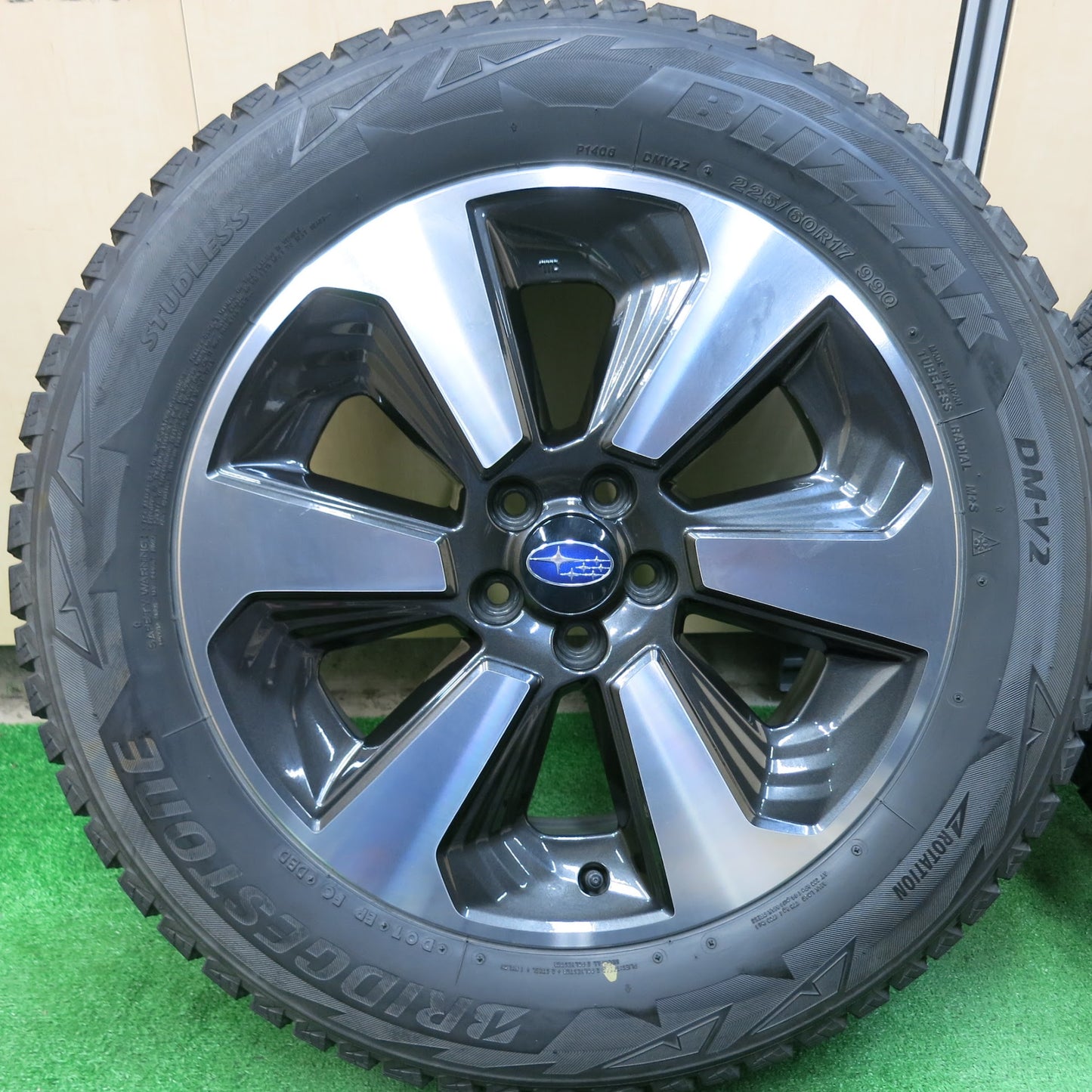 [送料無料]バリ溝！キレイ！9分★スバル SJ フォレスター 純正 225/60R17 スタッドレス ブリヂストン ブリザック DM-V2 17インチ PCD100/5H★3040506ヒス