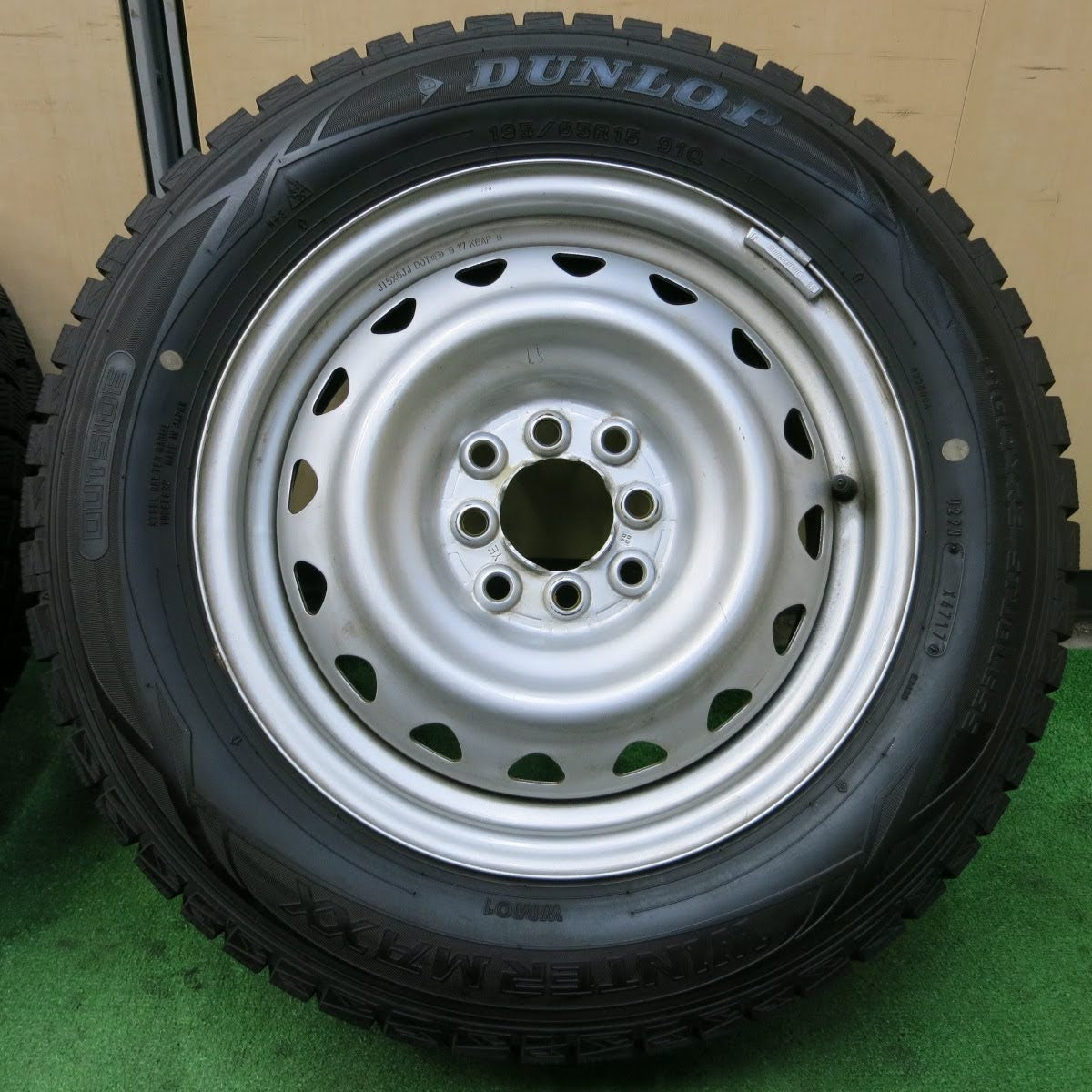[送料無料]バリ溝！綺麗！9.5分★スタッドレス 195/65R15 ダンロップ ウインターマックス WM01 スチール ホイール 15インチ PCD100 114.3/4H マルチ★3082801イス