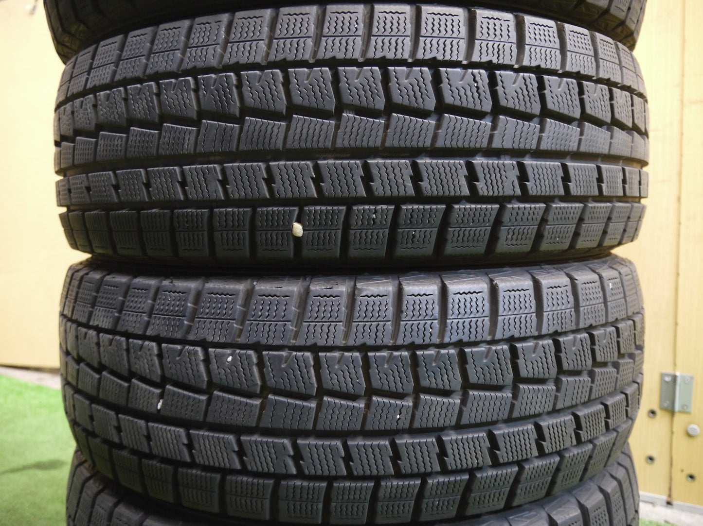 [送料無料]バリ溝！18年！9分★スタッドレス 185/60R15 ダンロップ ウインターマックス WM01 タイヤ 15インチ シエンタ アリオン プレミオ 等★2070213ヤスタ