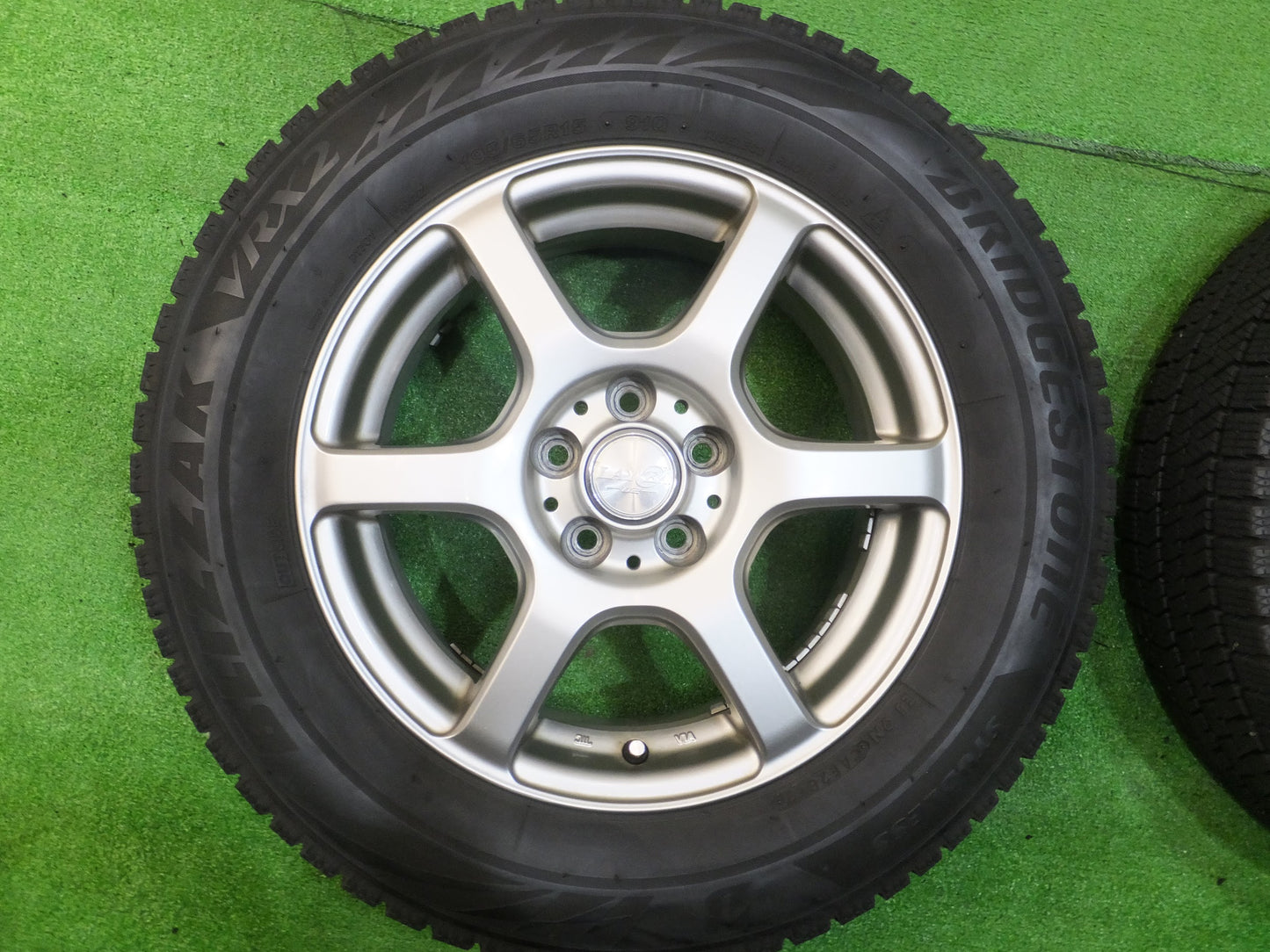 [送料無料]バリ溝！キレイ！8.5分★プリウス 等 195/65R15 スタッドレス ブリヂストン ブリザック VRX2 LAYCEA -02- レイシア 15インチ PCD100/5H★2082305Hス