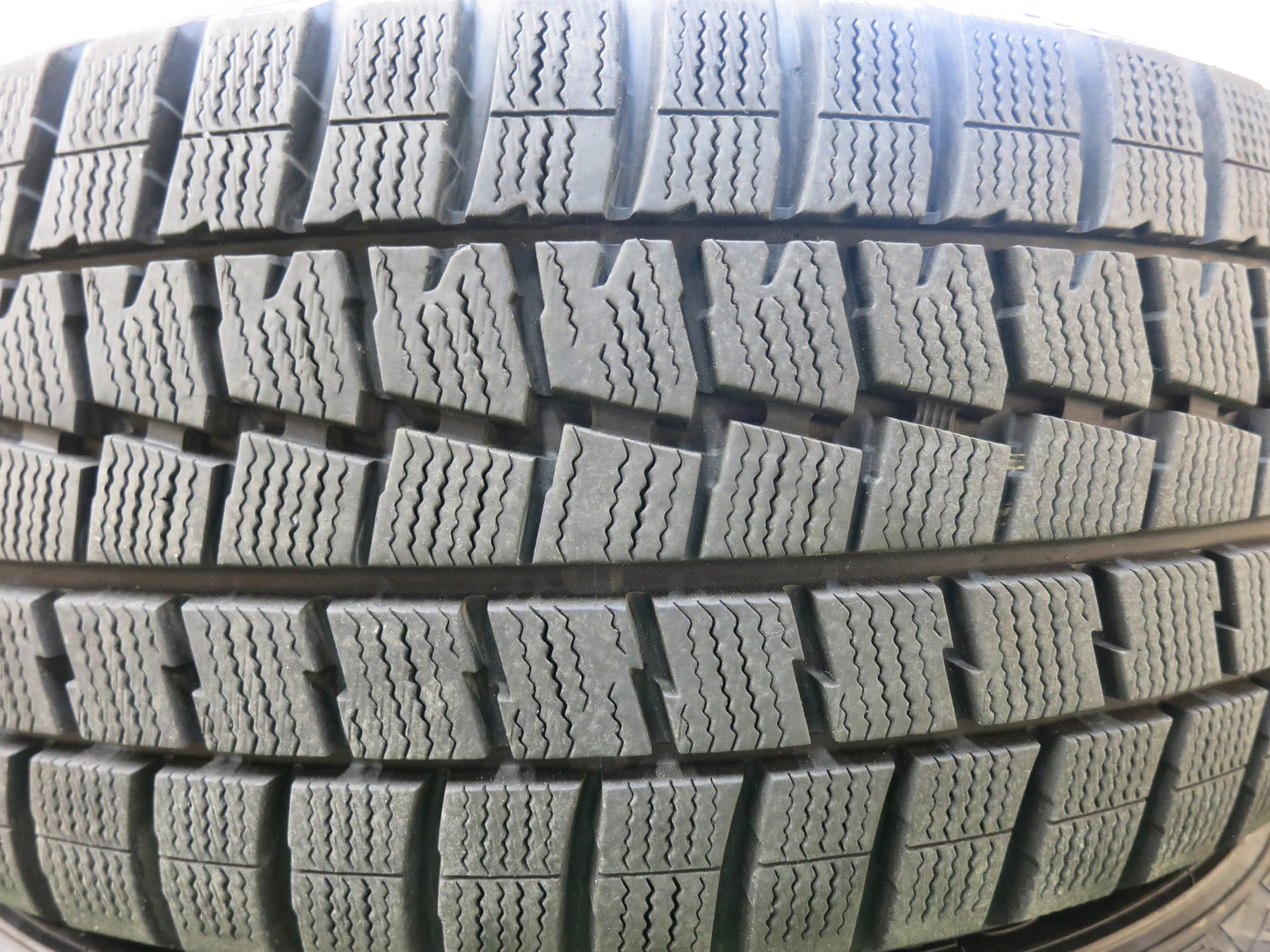 [送料無料]バリ溝！19年！キレイ！9.5分以上★スタッドレス 235/50R18 ダンロップ ウインターマックス WM01 Euro-S Stream MiD マルカ PCD114.3/5H★3022804ヒス
