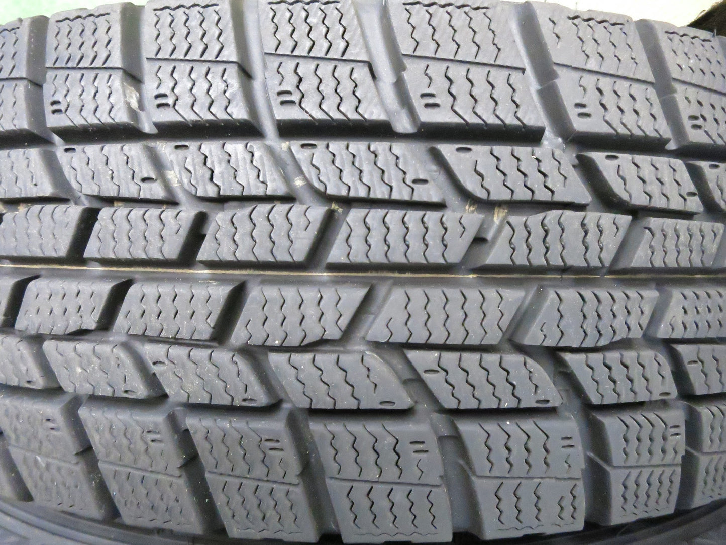 [送料無料]バリ溝！20年！9.5分以上★スタッドレス 165/70R14 グッドイヤー アイスナビ6 タイヤ 14インチ ヴィッツ スイフト アクア ルーミー 等★2122808Hスタ