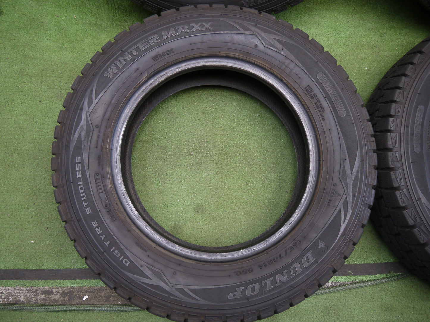 [送料無料]バリ溝！18年！9.5分★スタッドレス 185/70R14 ダンロップ ウインターマックス WM01 タイヤ 14インチ ノート ティーダ フリード 等★2070210ヤスタ
