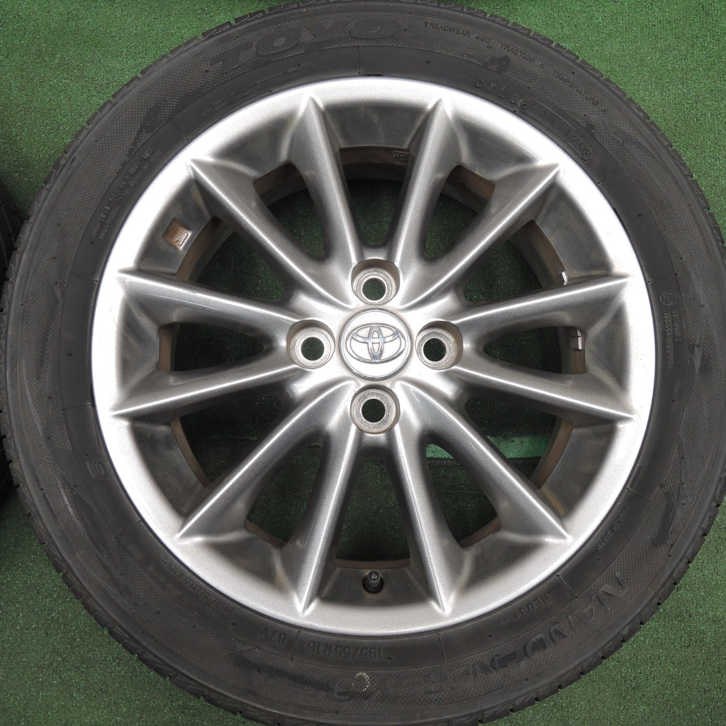 *送料無料* バリ溝！20年！9分★トヨタ カローラ フィールダー 純正 195/55R16 トーヨー ナノエナジー3 プラス PCD100/4H★4022505HAノ