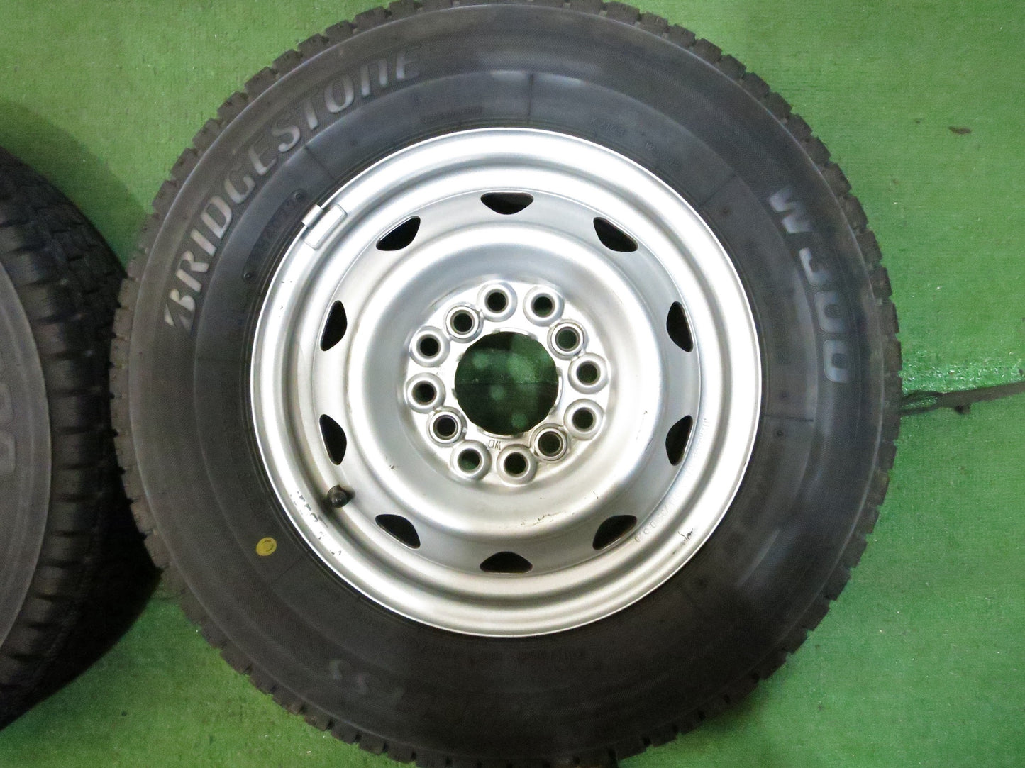 [送料無料]バリ溝！22年！9.5分★スタッドレス 145/80R12 80/78N ブリヂストン W300 スチール ホイール 12インチ PCD 100 110 114.3/4H マルチ★3022702Hス