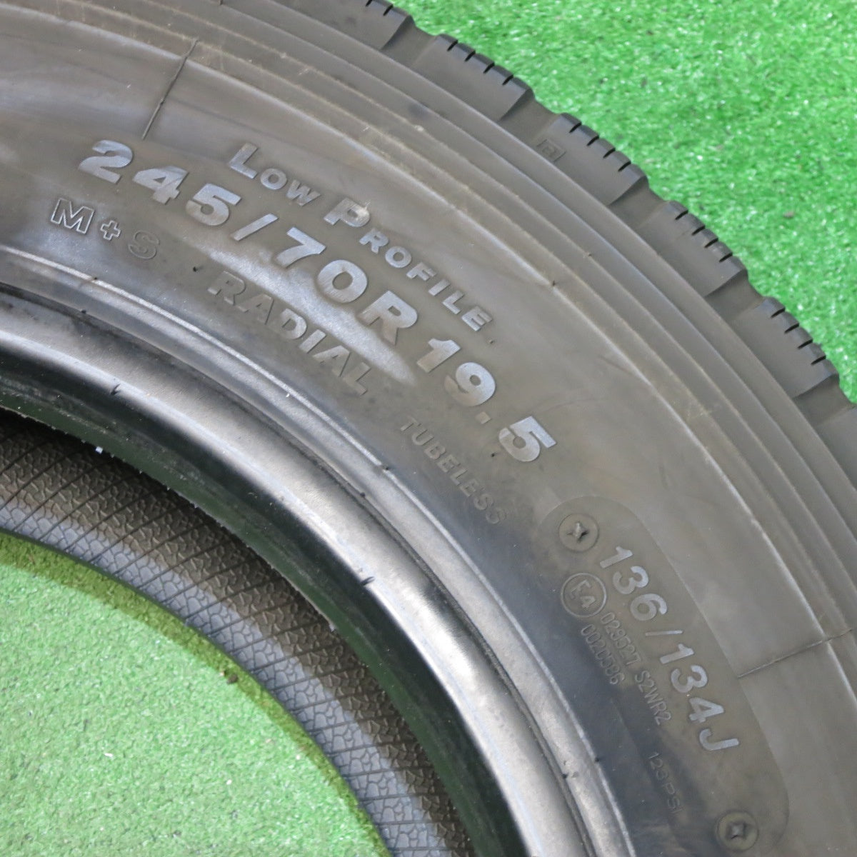 *送料無料* バリ溝！23年！8.5分★トラック タイヤ 245/70R19.5 136/134J ブリヂストン エコピア M801Ⅱ ミックス オールシーズン 19.5インチ★4021406クスタ
