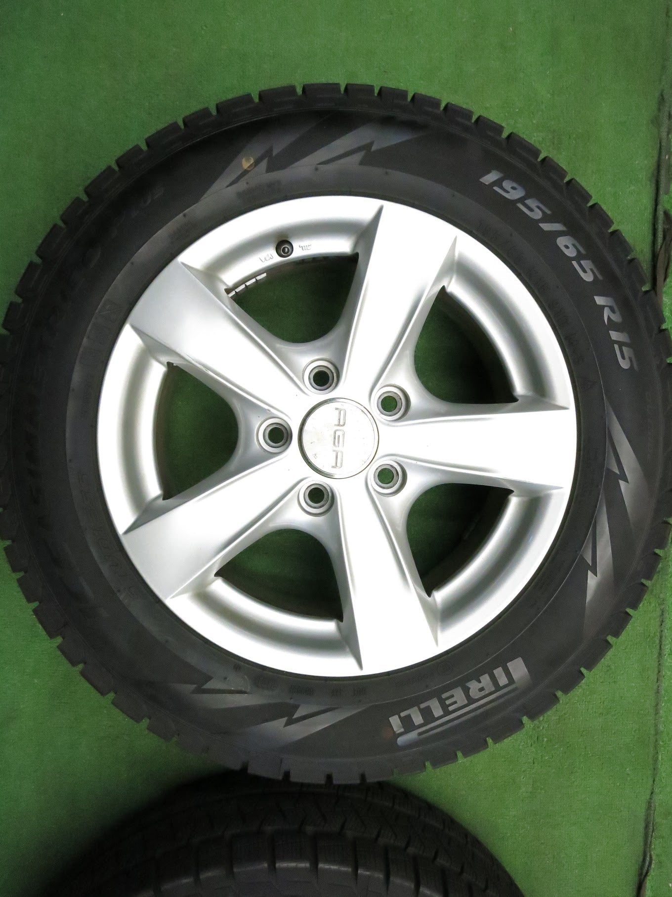 [送料無料]バリ溝！21年！ほぼ10分★ワーゲン 等 AGA 195/65R15 スタッドレス ピレリ アイスアシンメトリコ プラス 15インチ PCD112/5H★2121602Hス