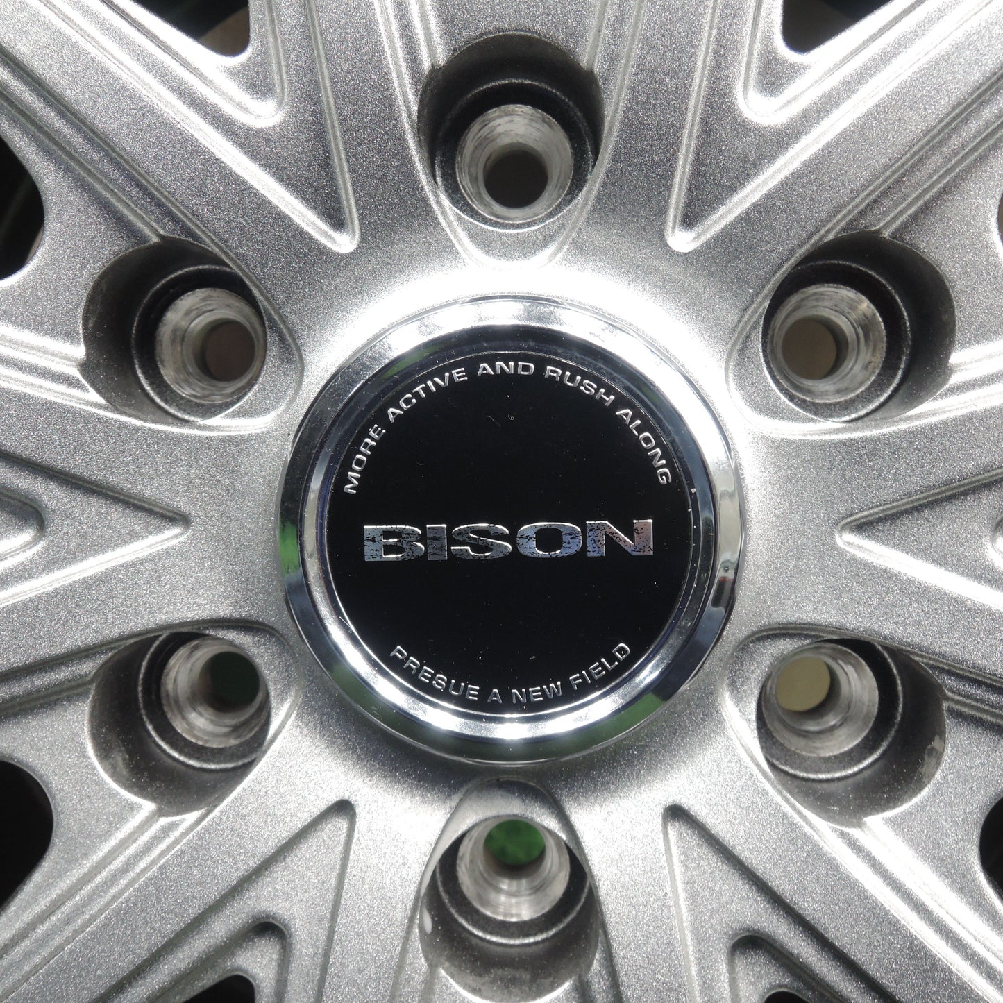 *送料無料*超バリ溝！22年！キレイ！ほぼ10分★ハイエース 等 195/80R15 スタッドレス ダンロップ ウインターマックス SV01 BISON バイソン PCD139.7/6H★3112101NJス