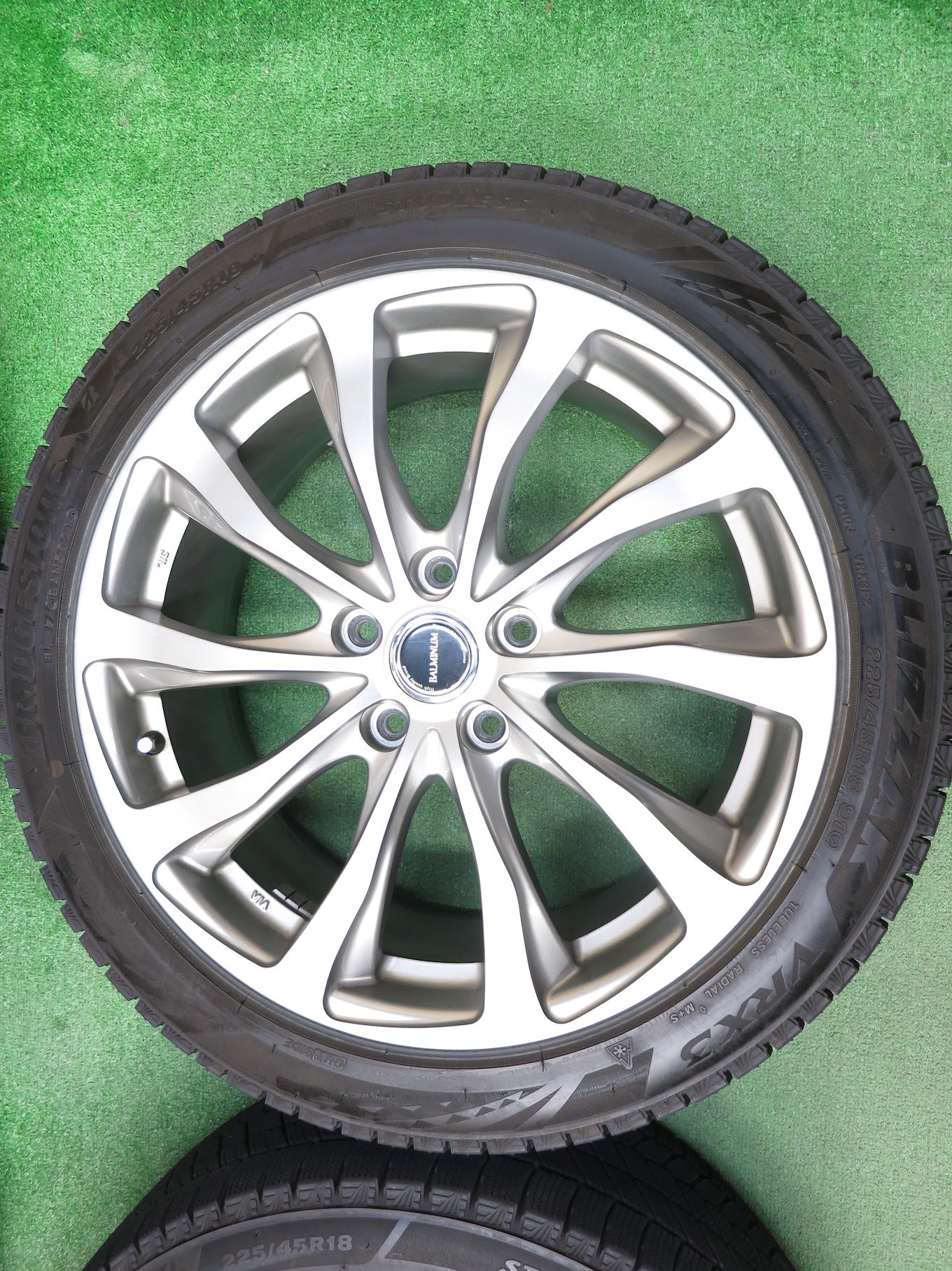 [送料無料]バリ溝！21年！9.5分以上★スタッドレス 225/45R18 ブリヂストン ブリザック VRX3 BALMINUM バルミナ 18インチ PCD114.3/5H★2122708ヒス