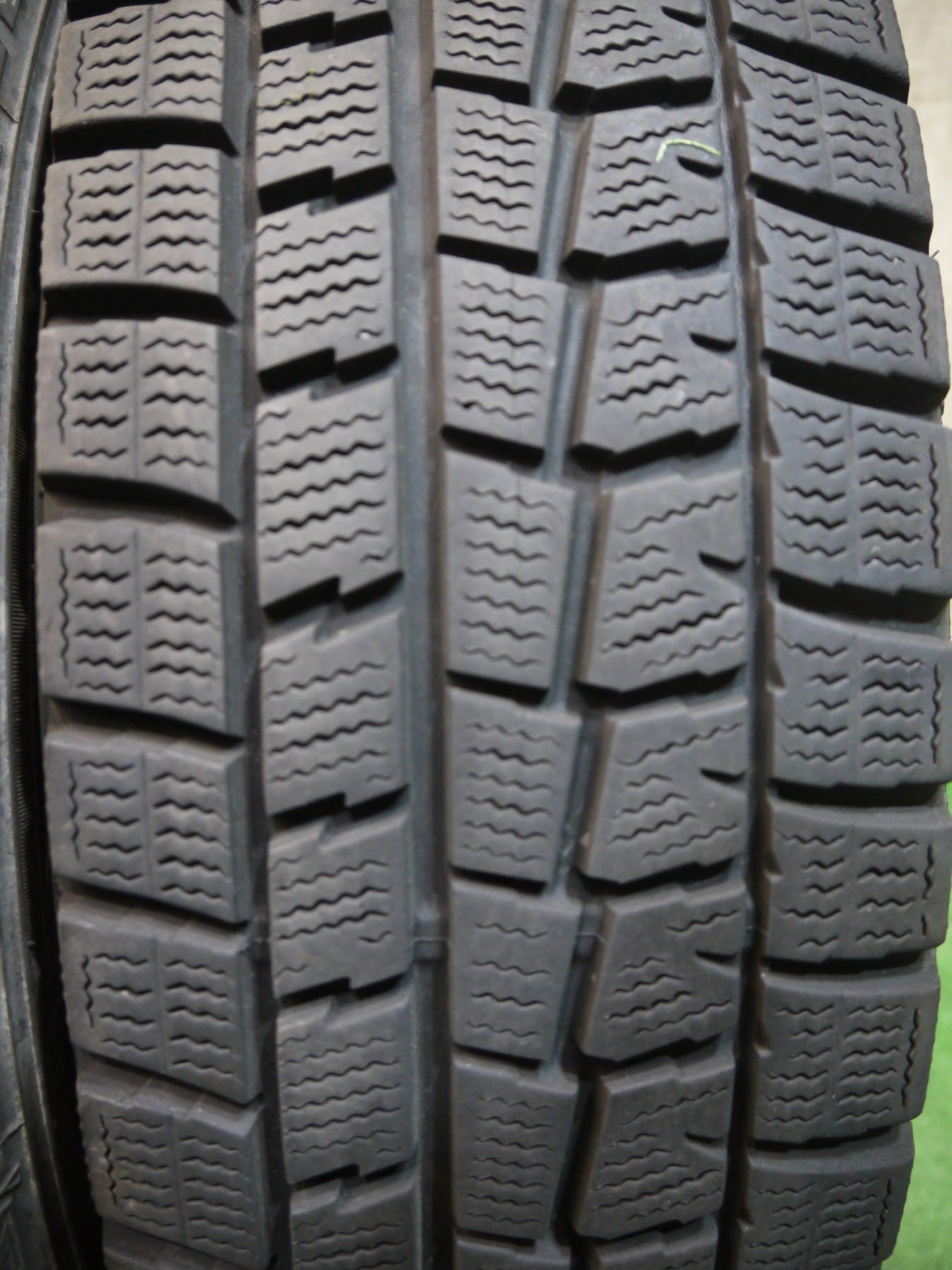[送料無料]バリ溝！18年！8.5分★スタッドレス 185/70R14 ダンロップ ウインターマックス WM01 タイヤ 14インチ ノート ティーダ フリード 等★2070209ヤスタ