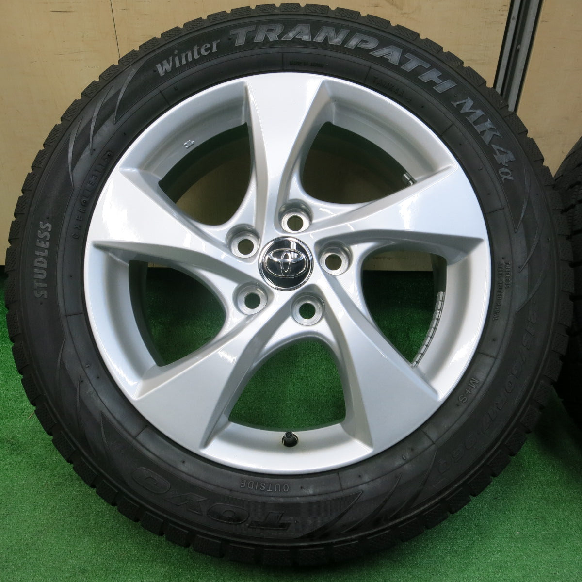 *送料無料*バリ溝！キレイ！9.5分★トヨタ CH-R 純正 215/60R17 スタッドレス トーヨー ウインター トランパス MK4α PCD114.3/5H CHR★3120504イス