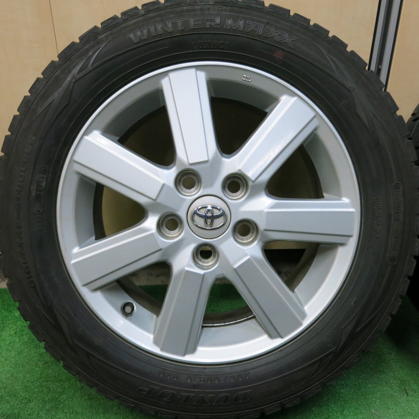 [送料無料]バリ溝！8.5分★トヨタ 70系 ノア ヴォクシー 純正 205/60R16 スタッドレス ダンロップ ウインターマックス WM01 16インチ PCD114.3/5H★3062807ヒス
