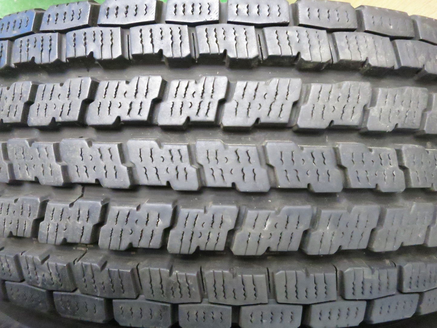 [送料無料]バリ溝！20年！キレイ！9.5分★ハイエース 等 195/80R15 107/105L スタッドレス ヨコハマ iG91 PRODITA プロディータ PCD139.7/6H★3020607Hス