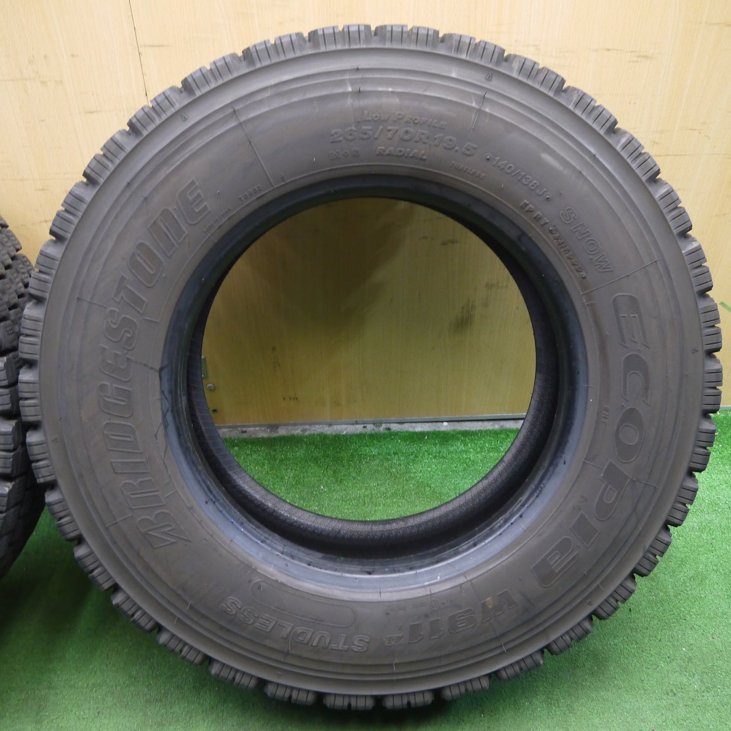 [送料無料]バリ溝！22年！9分★トラック タイヤ 265/70R19.5 140/138J スタッドレス ブリヂストン エコピア W911Ⅱ 19.5インチ★3041103クスタ