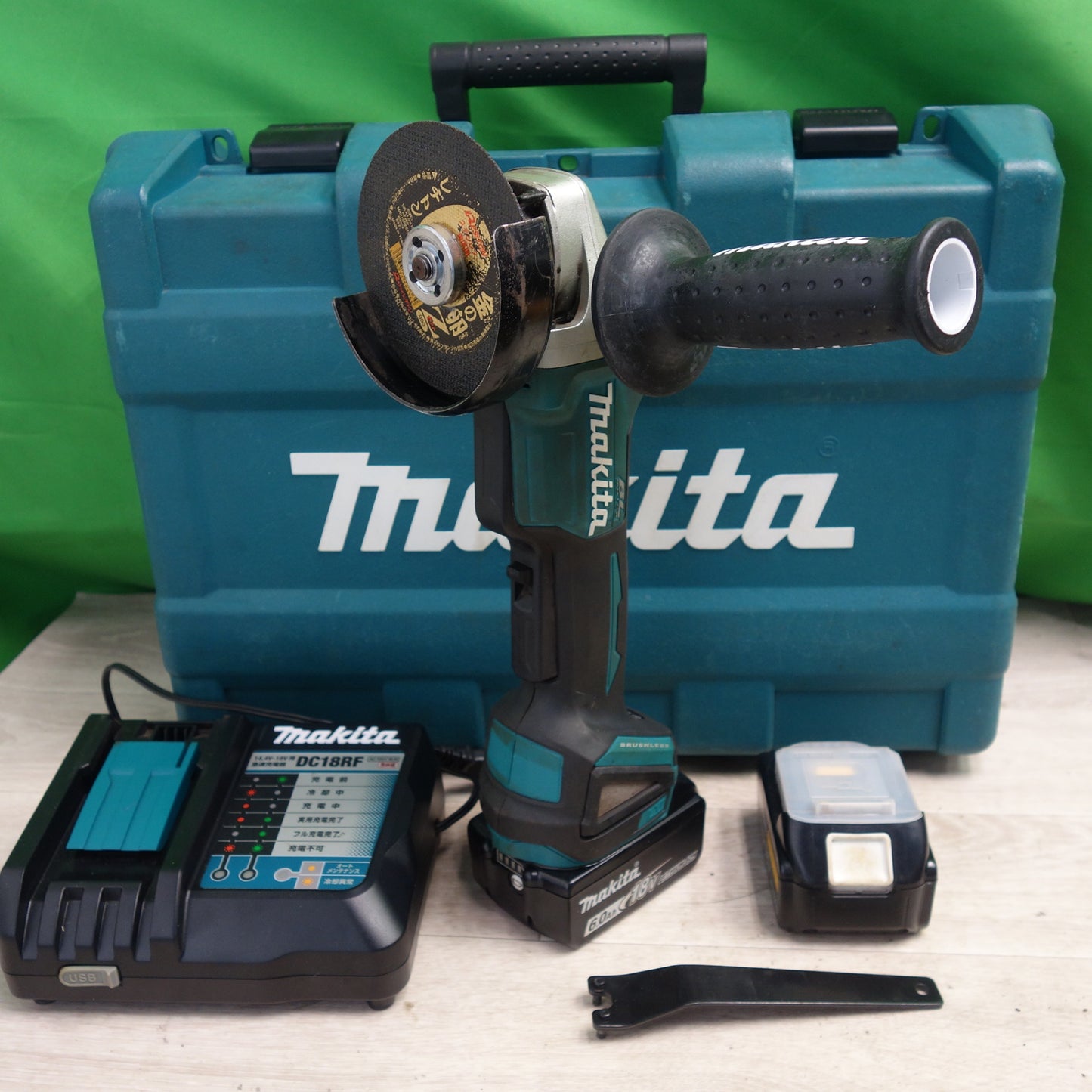 [送料無料] 付属品付き☆マキタ 100mm 充電式 ディスクグラインダ GA408DRG 電動 工具 makita☆