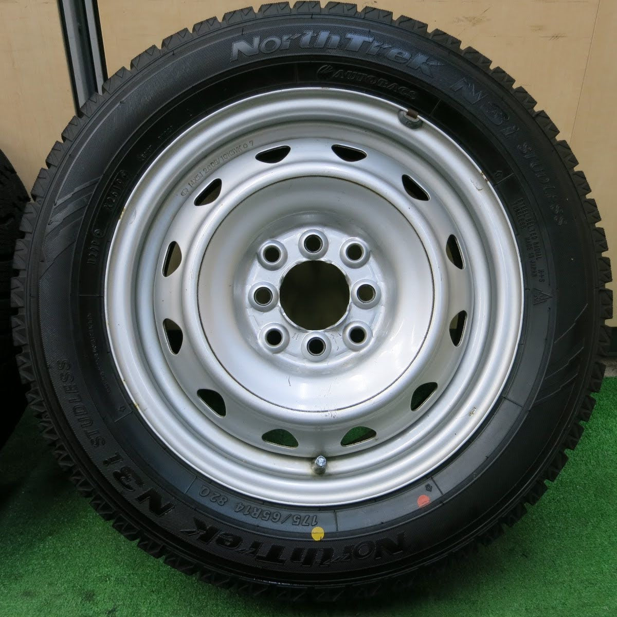 [送料無料]超バリ溝！19年！ほぼ10分★スタッドレス 175/65R14 オートバックス ノーストレック N3i スチール 14インチ PCD100 114.3/4H マルチ★3082805イス