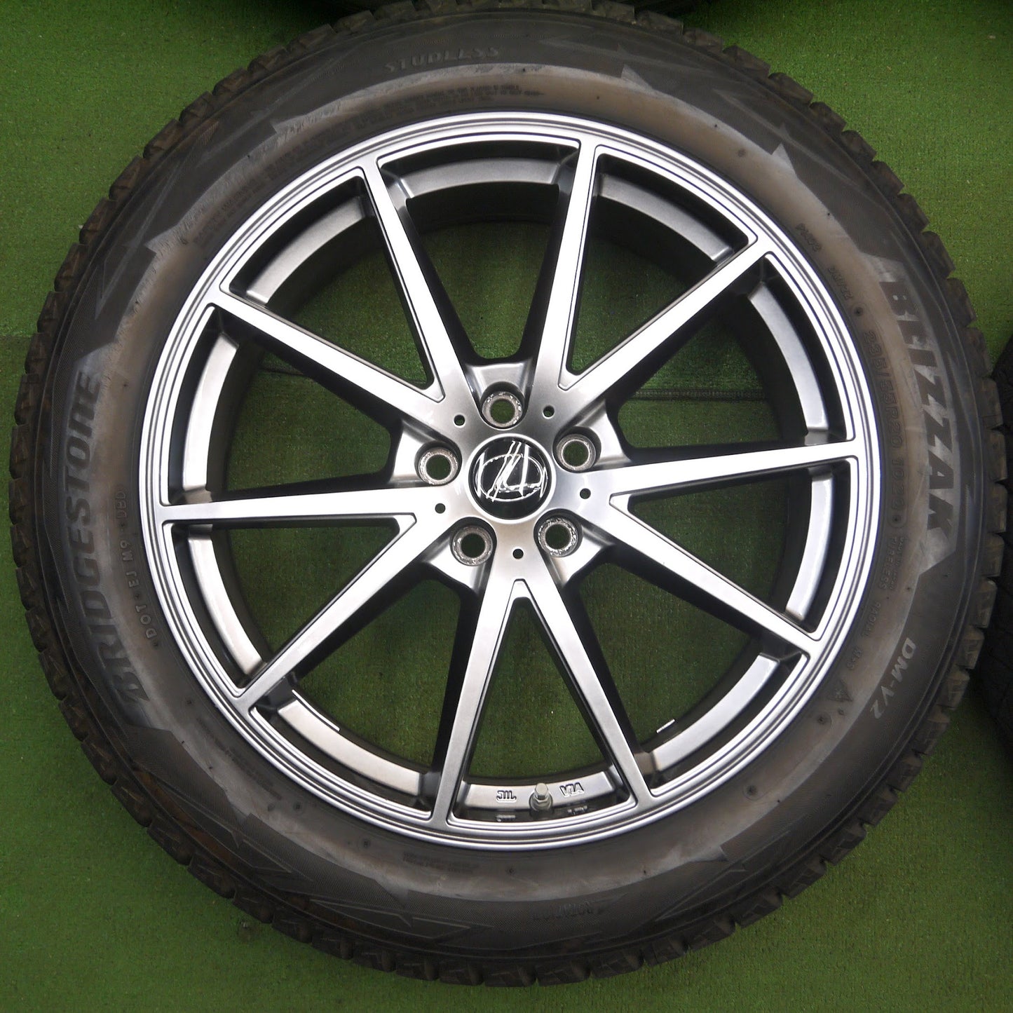 [送料無料]バリ溝！綺麗！9.5分★レクサス 等 LF SPORT 235/55R20 スタッドレス ブリヂストン ブリザック DM-V2 アルミ 20インチ PCD114.3/5H★3071704KKス