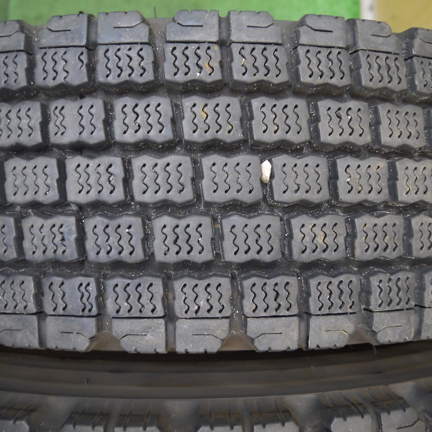 [送料無料]バリ溝！22年！9分★トラック タイヤ 225/80R17.5 123/122L スタッドレス ブリヂストン W910 17.5インチ★3040308クスタ