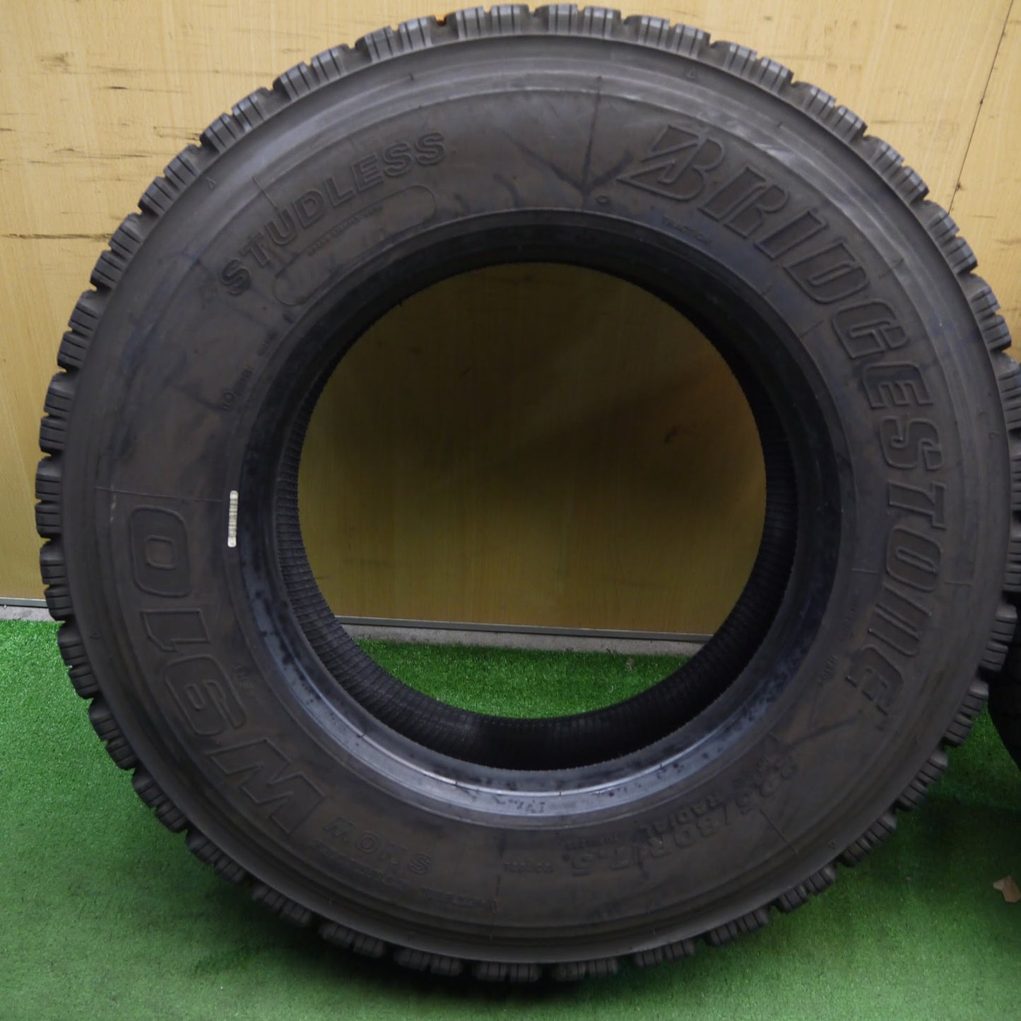 [送料無料]バリ溝！22年！9.5分★トラック タイヤ 225/80R17.5 123/122L スタッドレス ブリヂストン W910 17.5インチ★3041812クスタ
