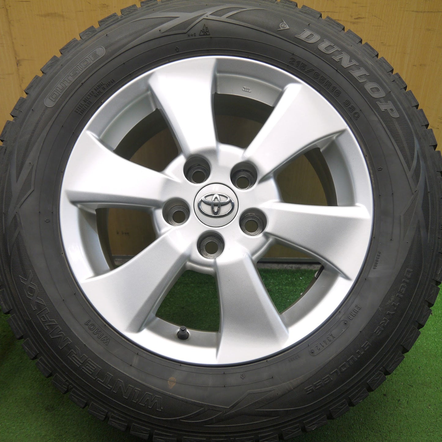 [送料無料]バリ溝！キレイ！9.5分★トヨタ 20系 アルファード 純正 215/65R16 スタッドレス ダンロップ ウインターマックス WM01 DSX-2 PCD114.3/5H★3062808Hス