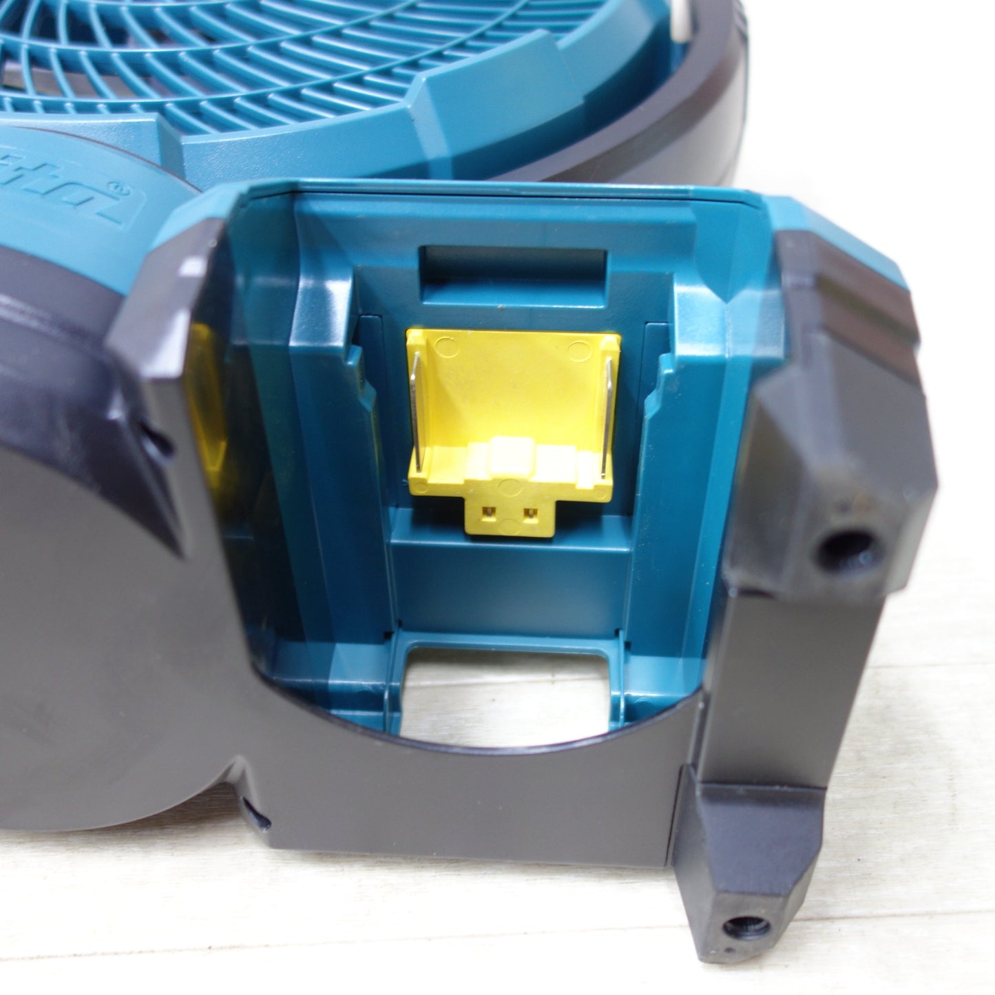 [送料無料] キレイ◆makita マキタ 充電式ファン CF203D 14.4V/18V 送風機 扇風機 ACアダプタ付き◆