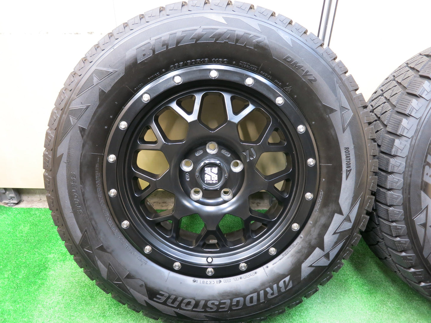 [送料無料]バリ溝 18年！9.5分以上★ジープ 等 XTREME-J XJ04 285/60R18 スタッドレス ブリヂストン ブリザック DM-V2 エクストリームJ PCD127/5★2122002ヒス