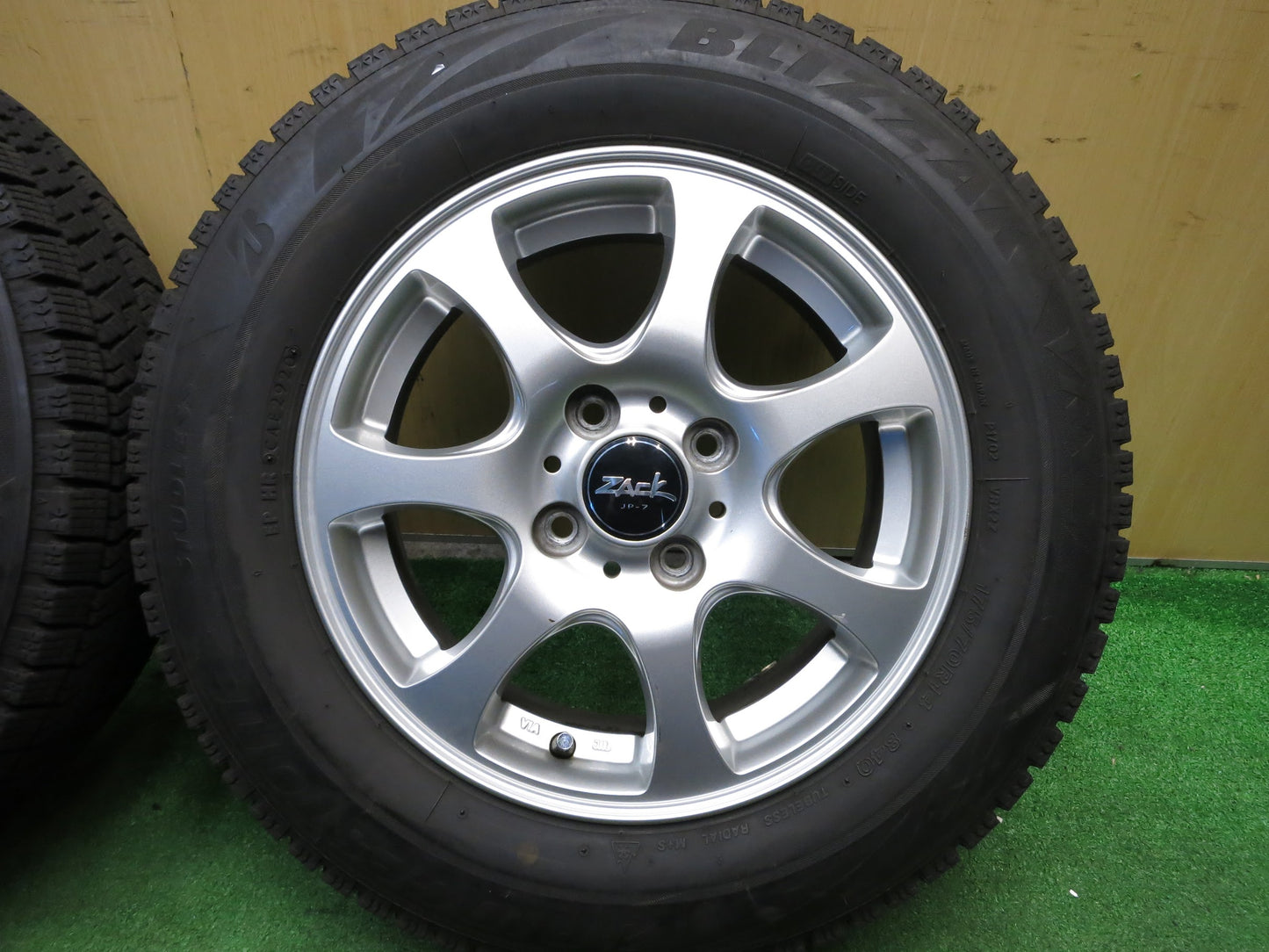 [送料無料]バリ溝！20年！8.5分★スタッドレス 175/70R14 ブリヂストン ブリザック VRX2 ZACK JP-7 ザック 14インチ PCD100/4H★2112103Hス