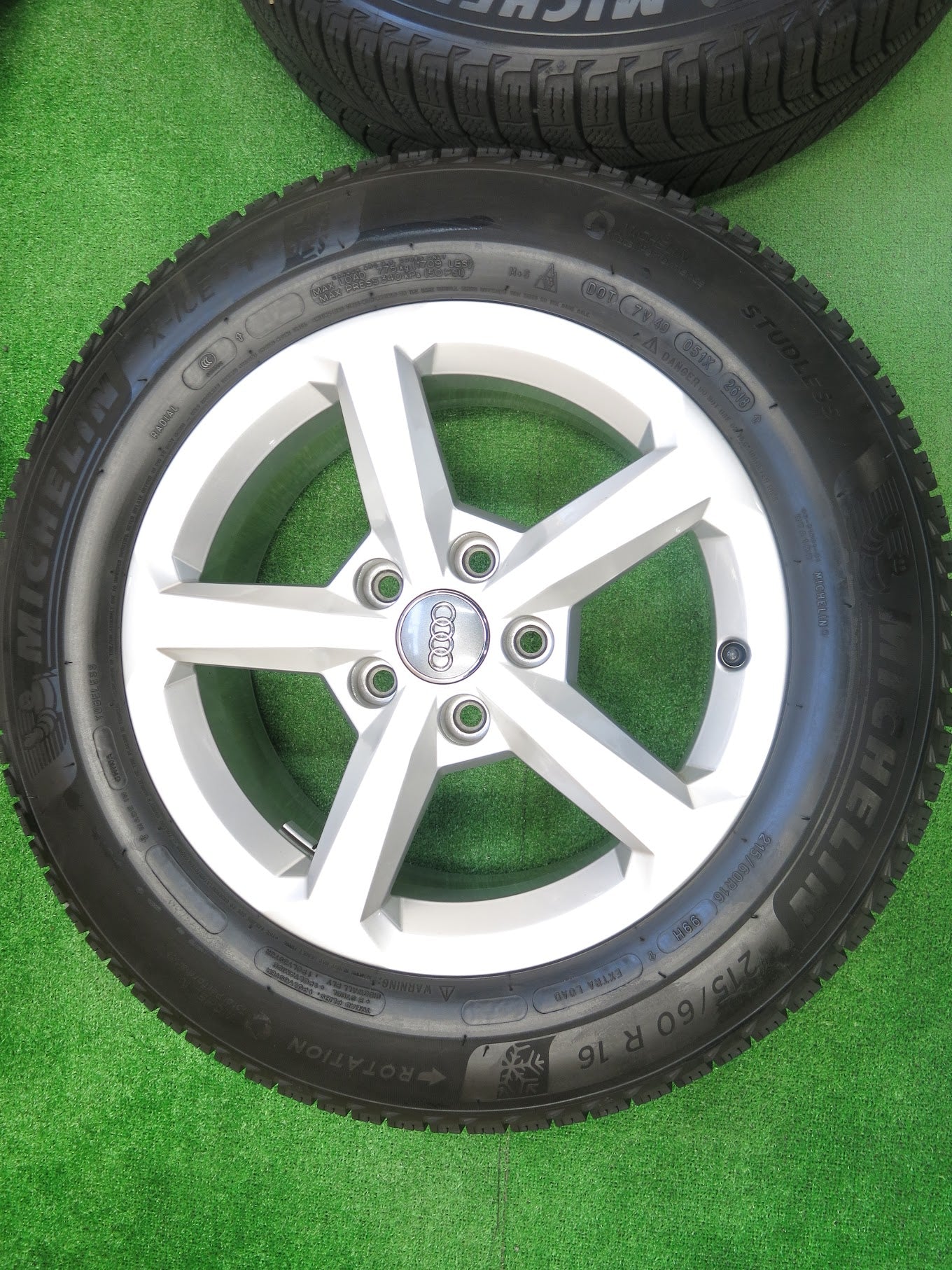 [送料無料]美品！18年★アウディ Q2 純正 215/60R16 スタッドレス ミシュラン X-ICE3+ 16インチ PCD112/5H★2110802ヒス