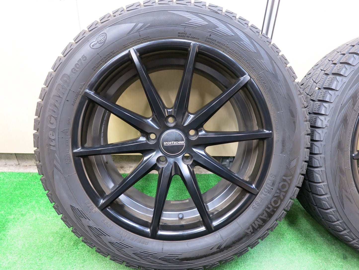 [送料無料]バリ溝！キレイ！9.5分★アウディ 等 SPORT TECHNIC 235/55R18 スタッドレス ヨコハマ アイスガード G075 スポーツテクニック PCD112/5H★3031106ヒス