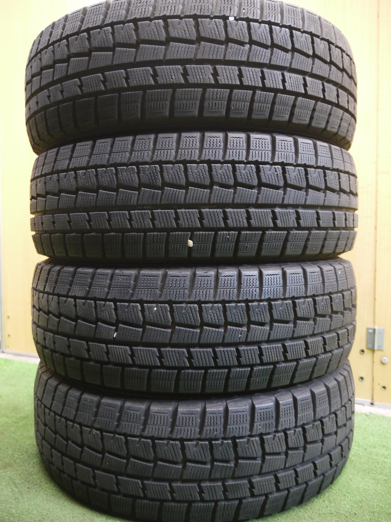 [送料無料]バリ溝！18年！9分★スタッドレス 185/60R15 ダンロップ ウインターマックス WM01 タイヤ 15インチ シエンタ アリオン プレミオ 等★2070213ヤスタ