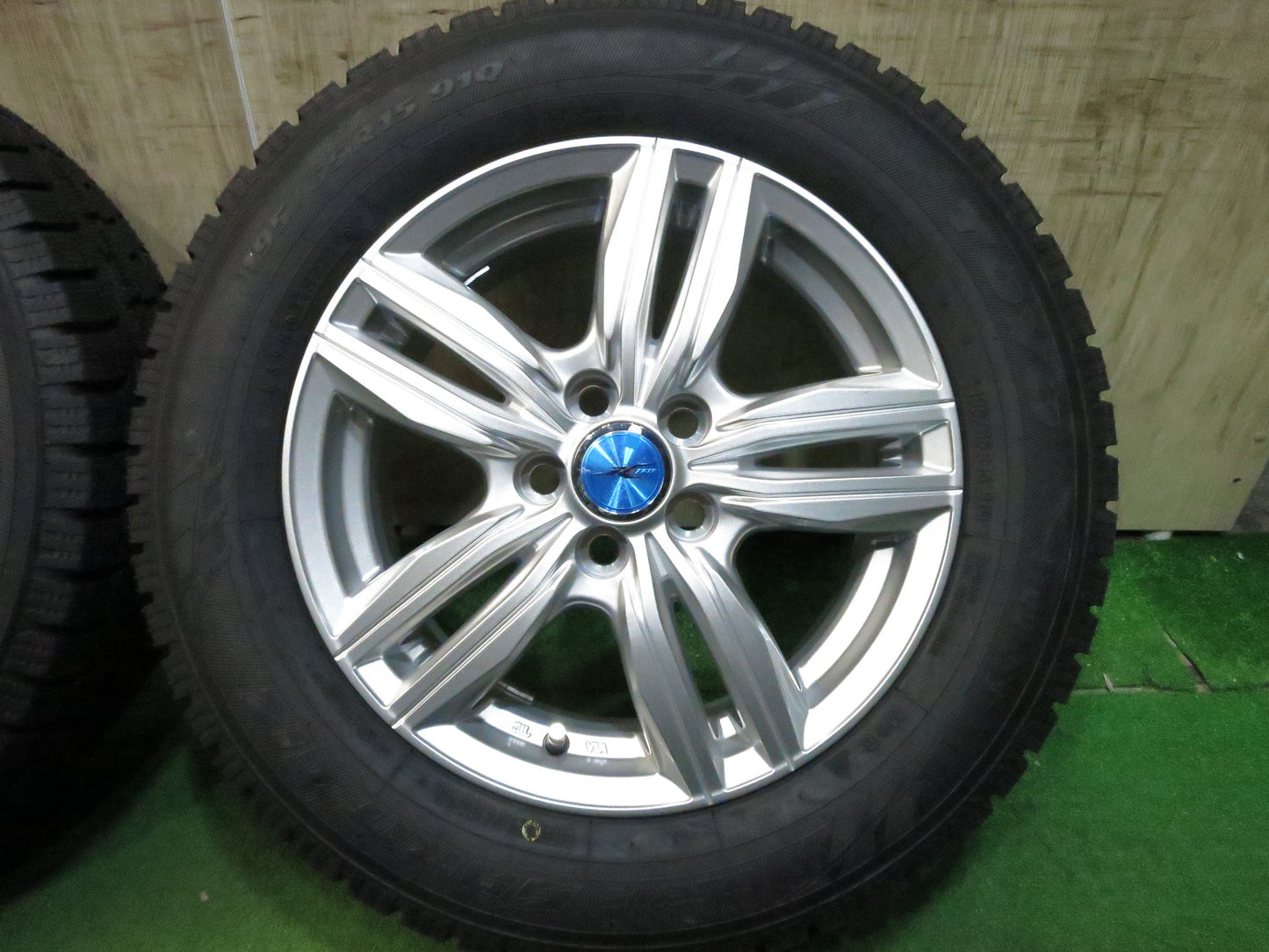 [送料無料]未使用！19年★リウス 等 195/65R15 スタッドレス トーヨー オブザーブ ガリット GIZ JOKER weds ジョーカー 15インチ PCD100/5H★2122802Hス