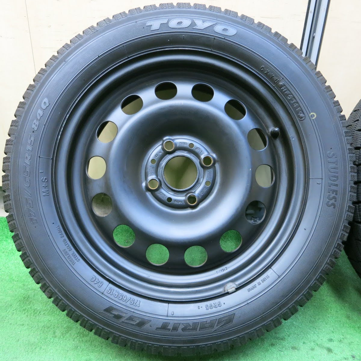 [送料無料]超バリ溝！19年！キレイ！ほぼ10分★BMW MINI ミニ 純正 175/65R15 スタッドレス トーヨー ガリット G5 15インチ PCD100/4H★3081006イス