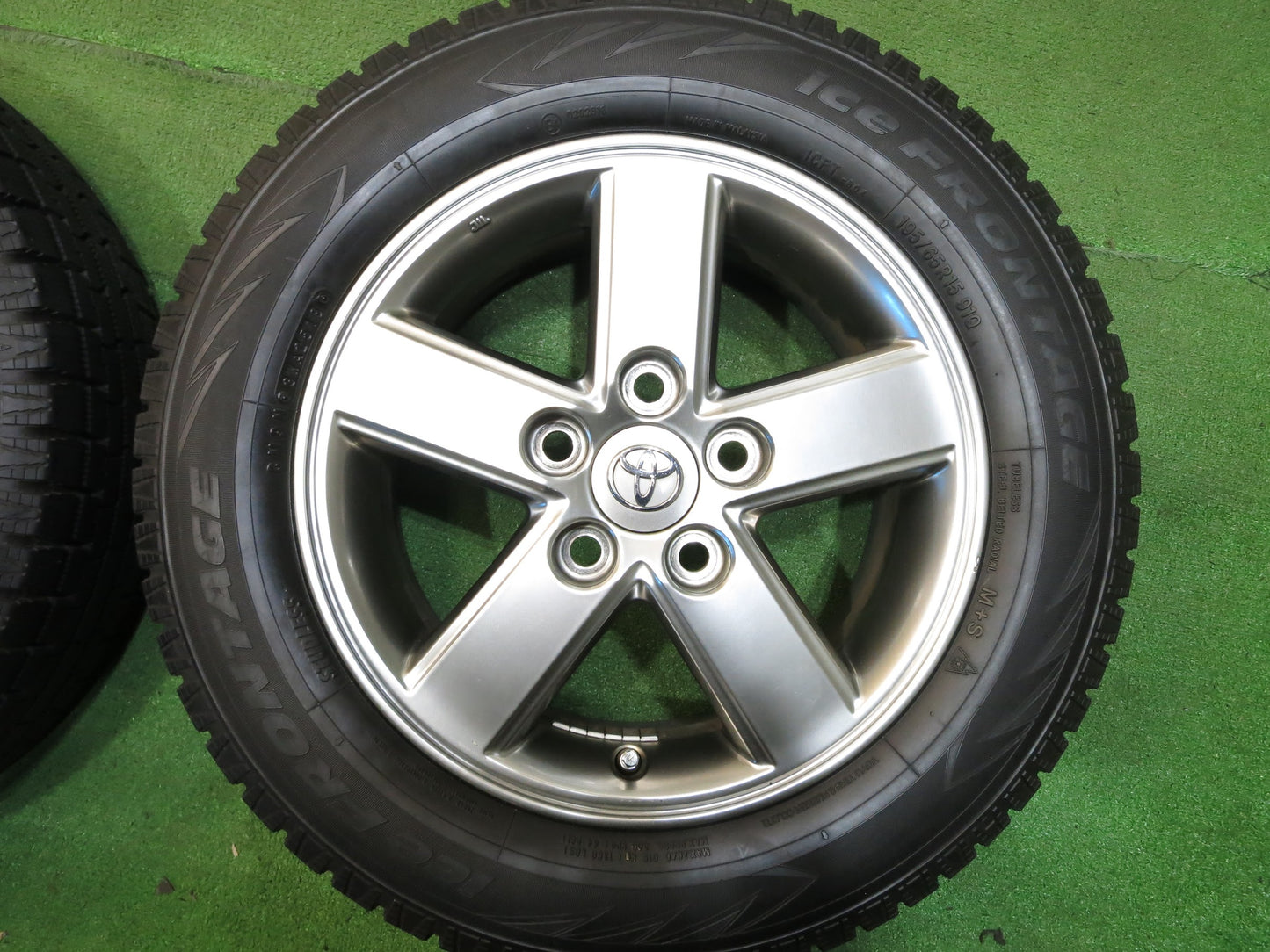 [送料無料]バリ溝！18年！キレイ！ほぼ10分★トヨタ 60系 ヴォクシー 純正 195/65R15 スタッドレス ice FRONTAGE アイスフロンテージ PCD114.3/5H★2111804Hス