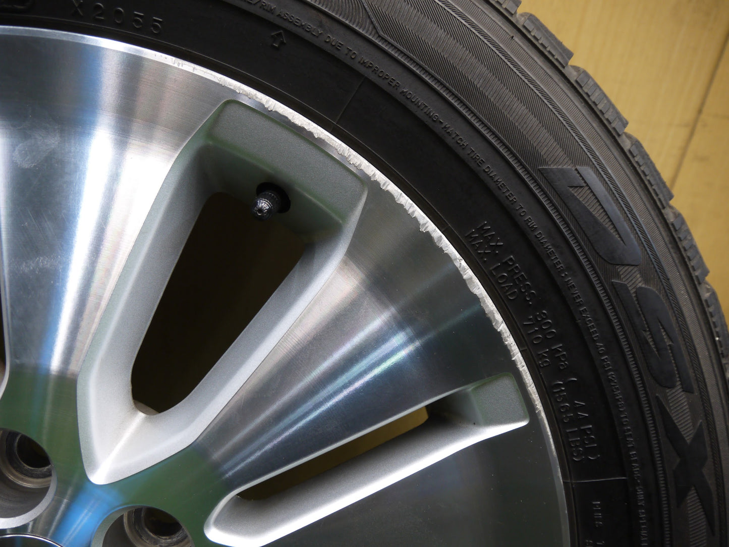 [送料無料]バリ溝！8.5分★トヨタ アルファード 純正 215/60R17 スタッドレス ダンロップ DSX 17インチ PCD114.3/5H エスティマ 等★2080802イス
