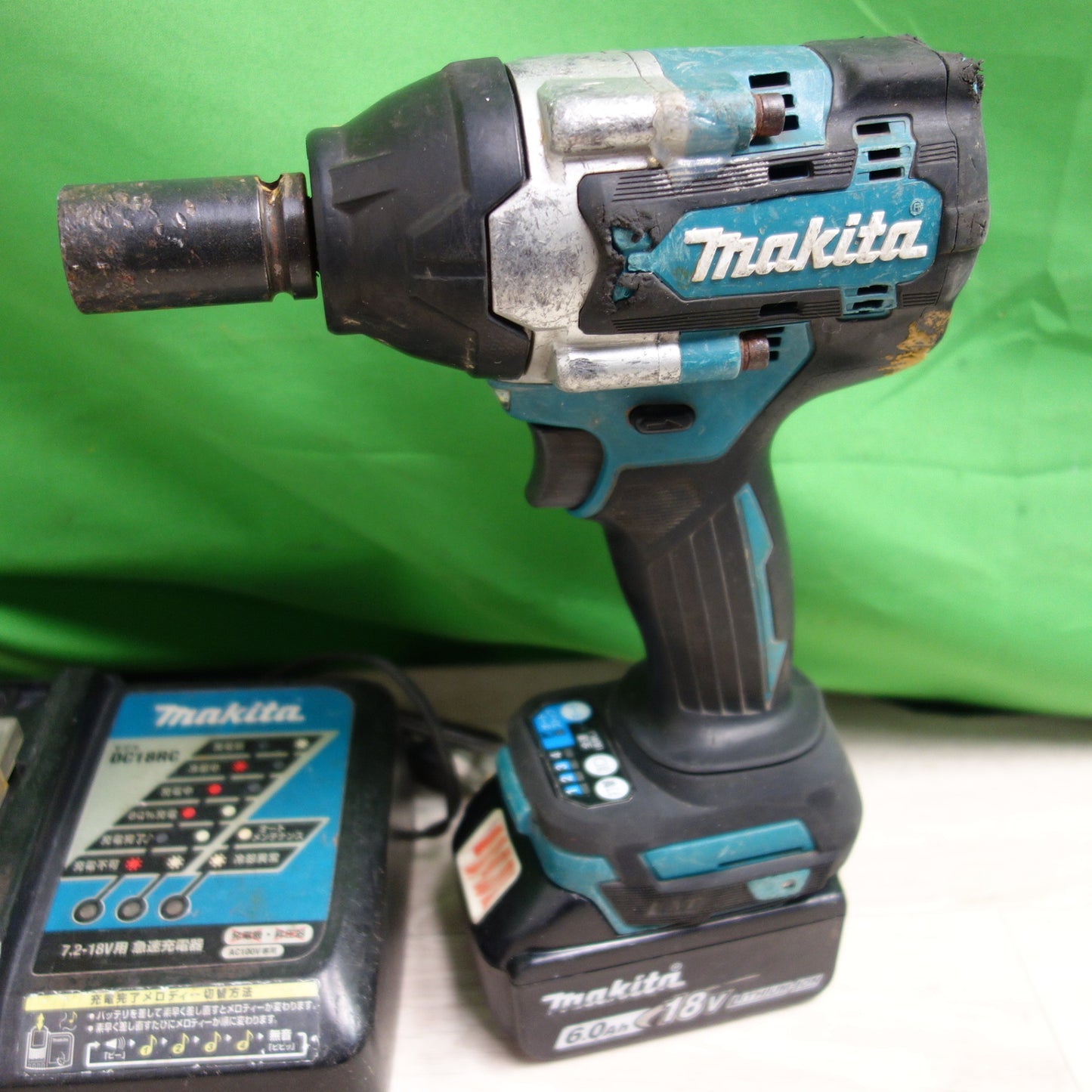 [送料無料] ☆マキタ 充電式 インパクトレンチ TW700D 電動 工具 充電器 DC18RC☆
