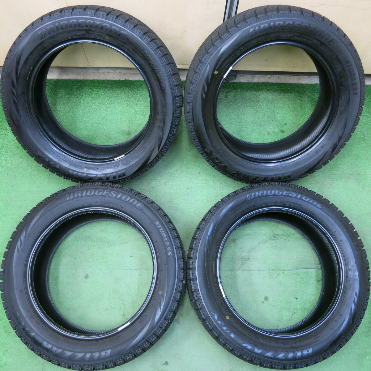 *送料無料*バリ溝！19年！9.5分以上★スタッドレス 215/55R17 ブリヂストン ブリザック VRX タイヤ 17インチ オデッセイ レガシィ エスティマ 等★3103006イスタ