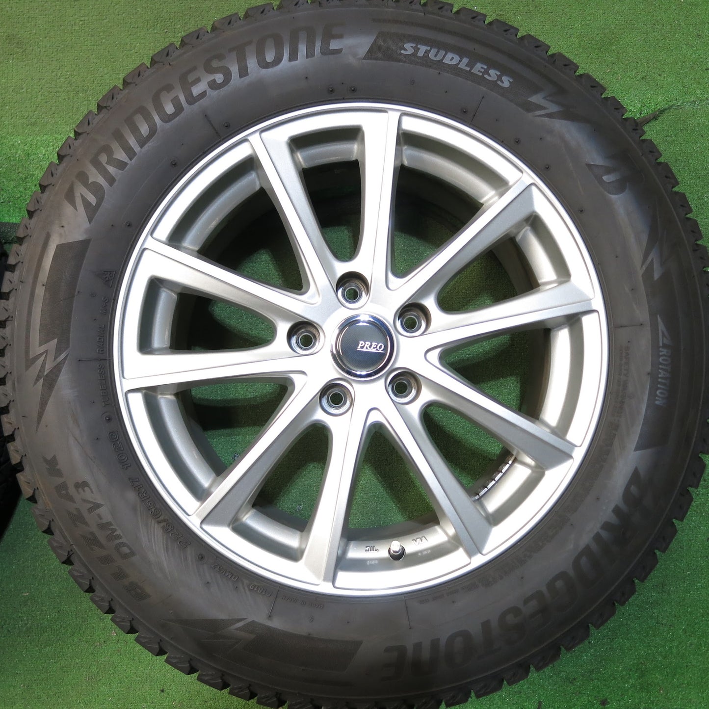 [送料無料]バリ溝！22年！キレイ！9.5分★スタッドレス 225/65R17 ブリヂストン ブリザック DM-V3 PREO プレオ 17インチ PCD114.3/5H★3052602Hス